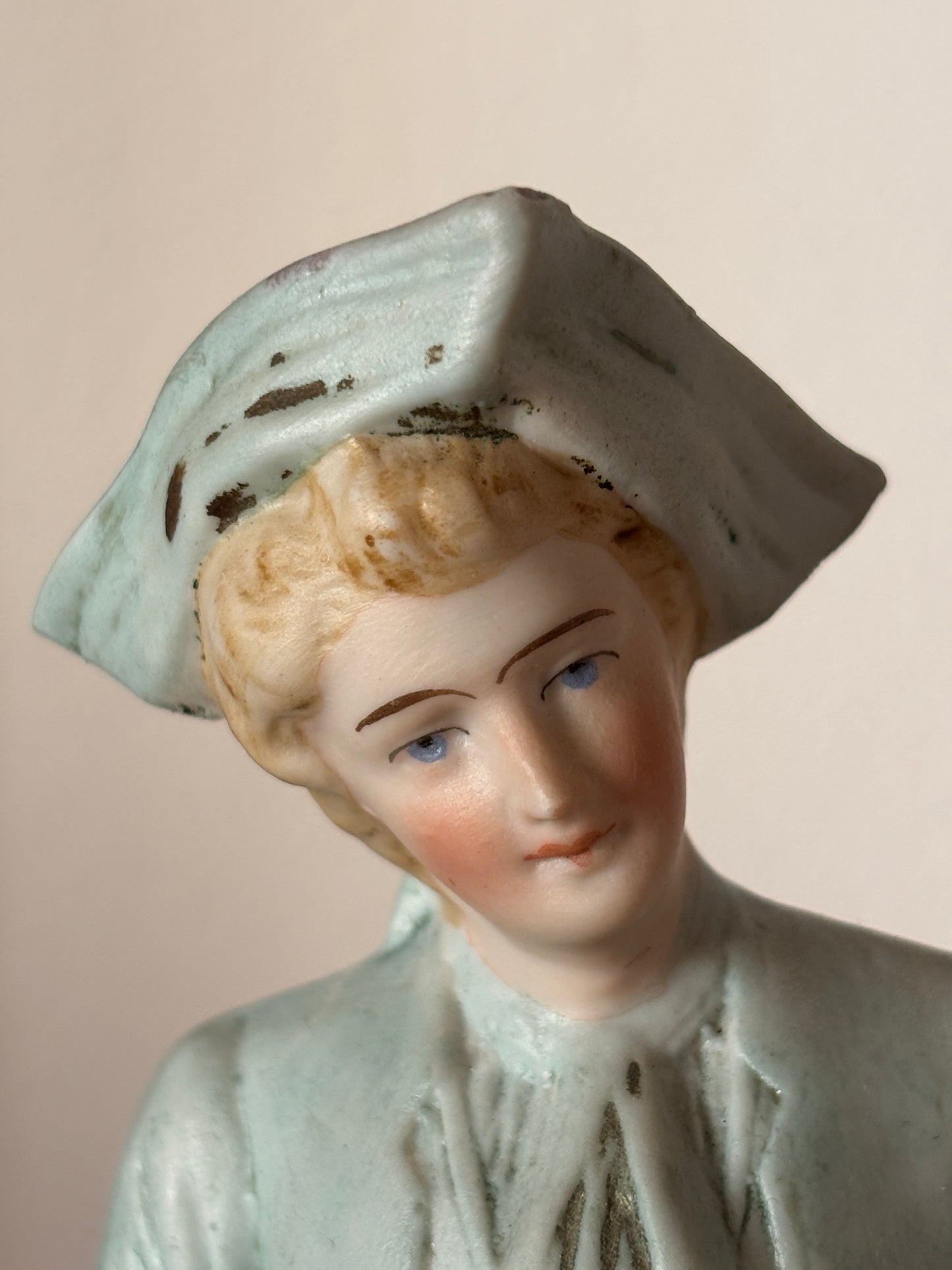 Statuetta in Porcellana Biscuit – Gentiluomo in Abiti d'Epoca