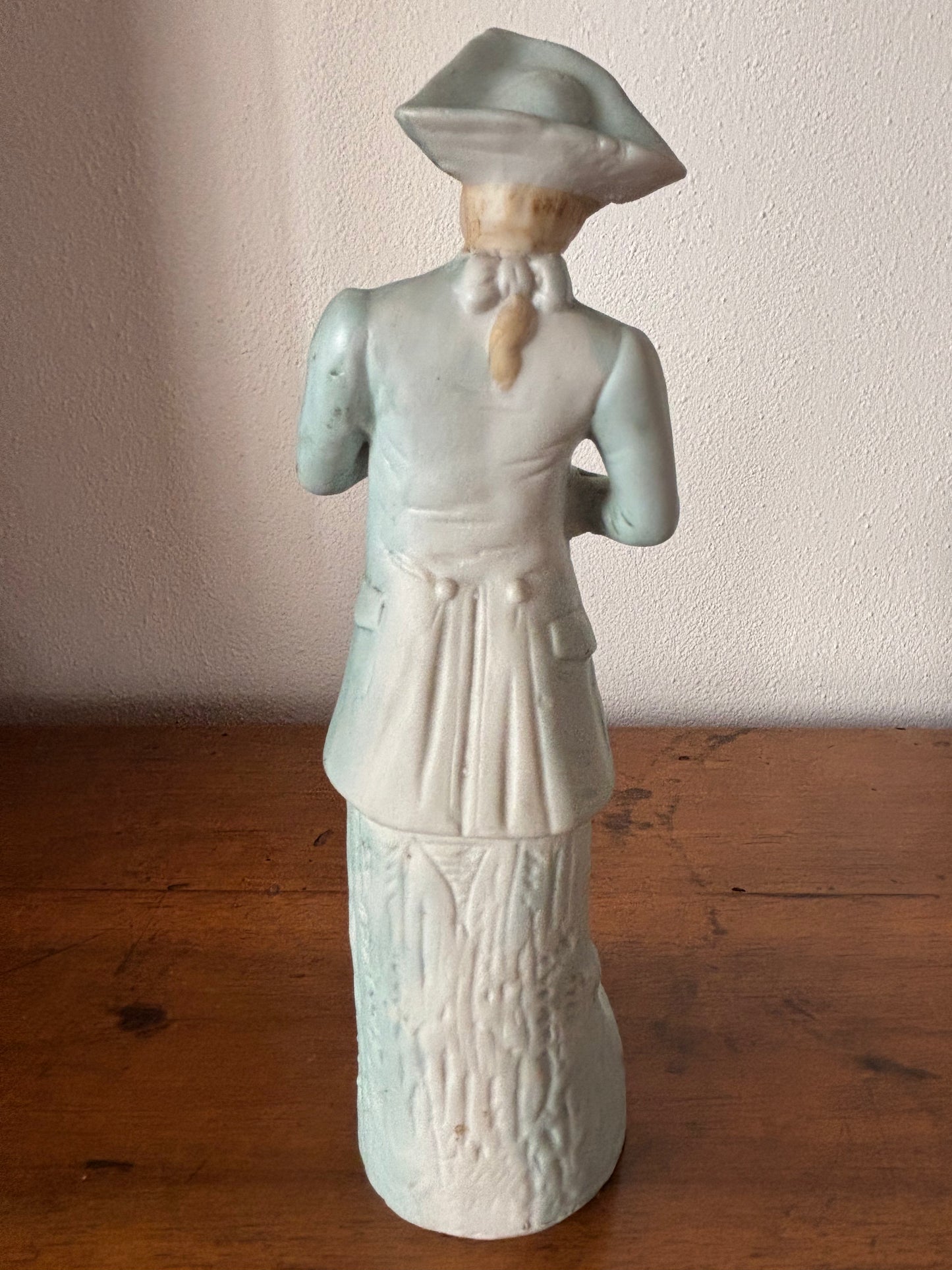 Statuetta in Porcellana Biscuit – Gentiluomo in Abiti d'Epoca