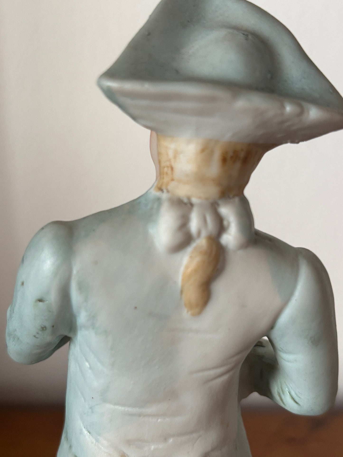 Statuetta in Porcellana Biscuit – Gentiluomo in Abiti d'Epoca