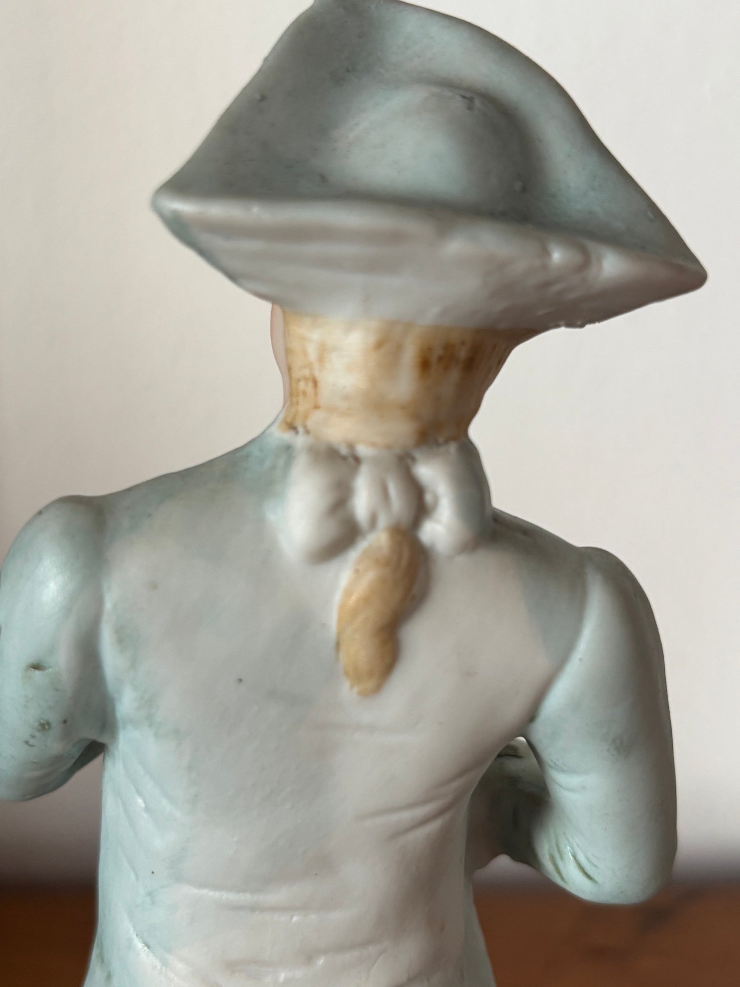 Statuetta in Porcellana Biscuit – Gentiluomo in Abiti d'Epoca