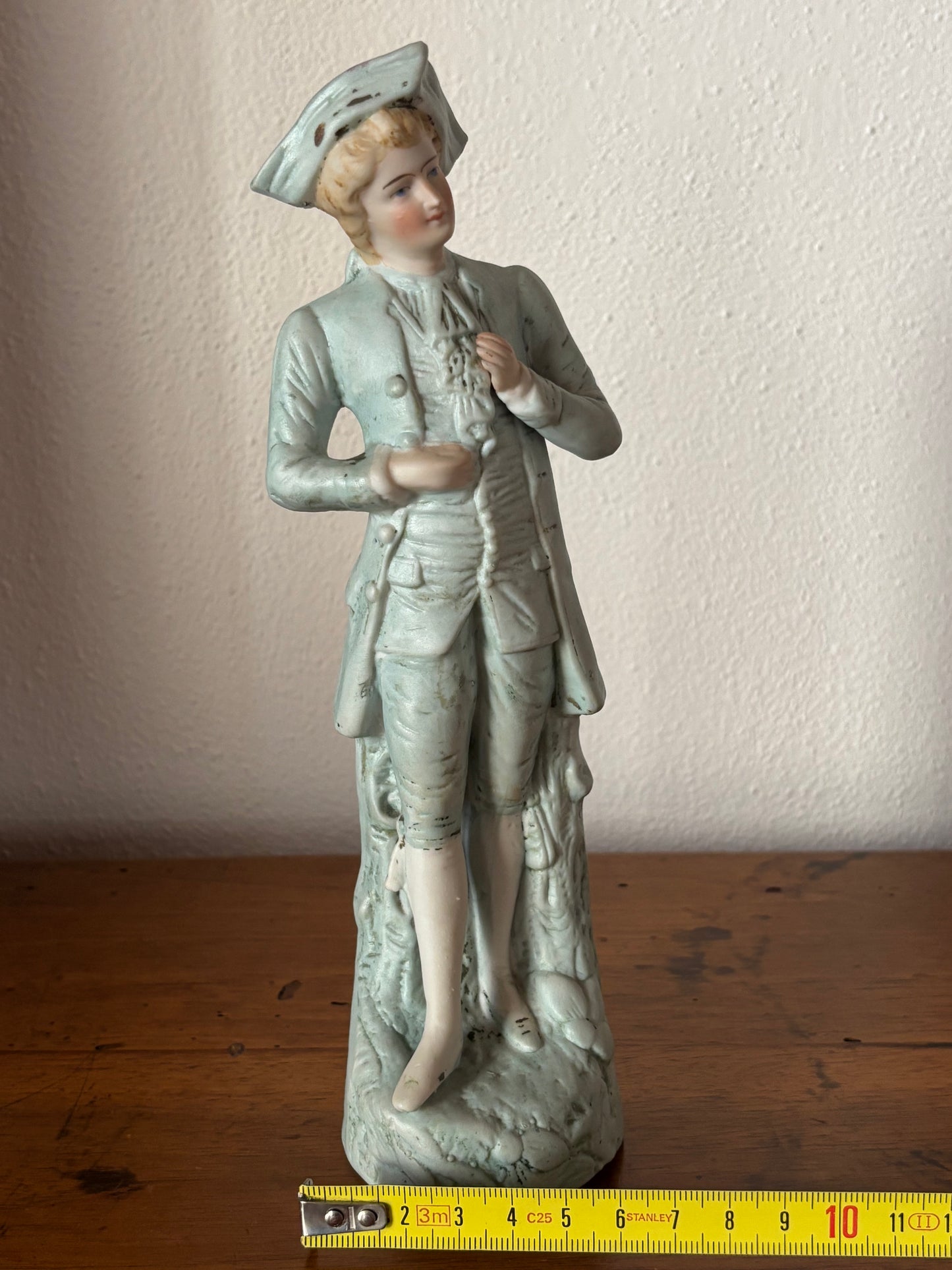 Statuetta in Porcellana Biscuit – Gentiluomo in Abiti d'Epoca