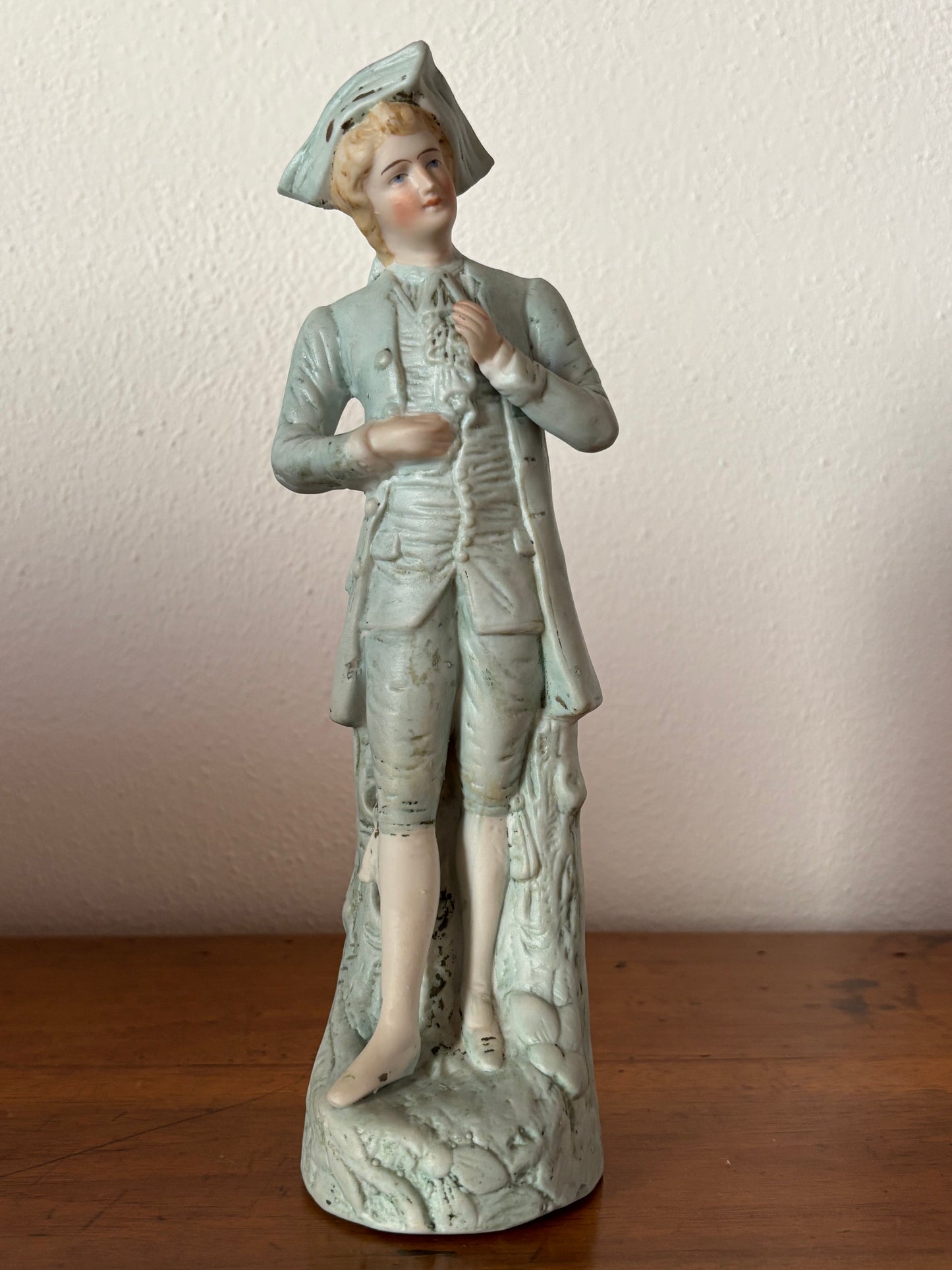 Statuetta in Porcellana Biscuit – Gentiluomo in Abiti d'Epoca