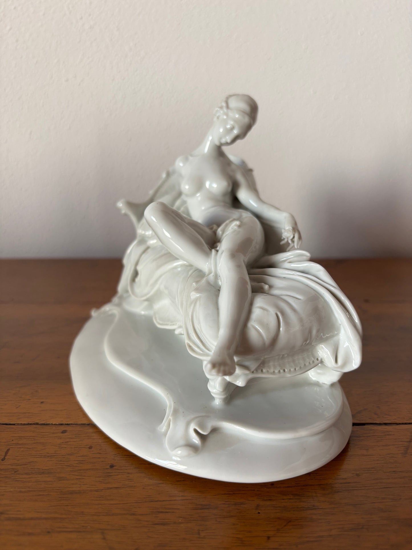 Statuetta Liberty in Ceramica – Grazia Eterea e Fascino Senza Tempo