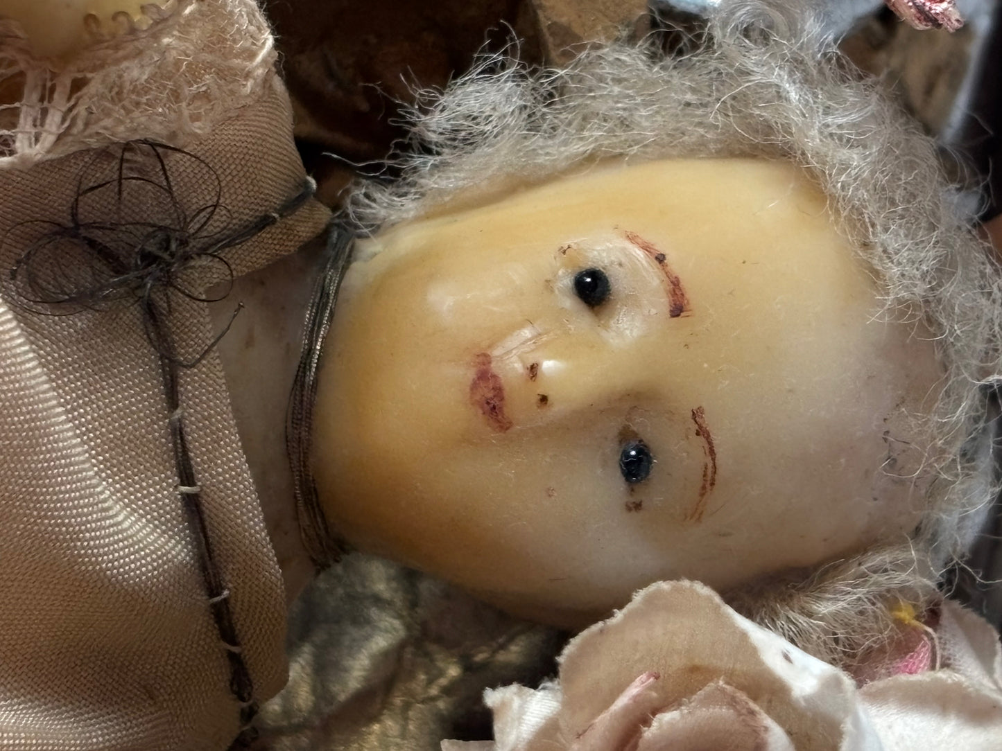 Jesuskind aus Wachs mit abnehmbarer Glaskuppel – Antikes Devotionsobjekt
