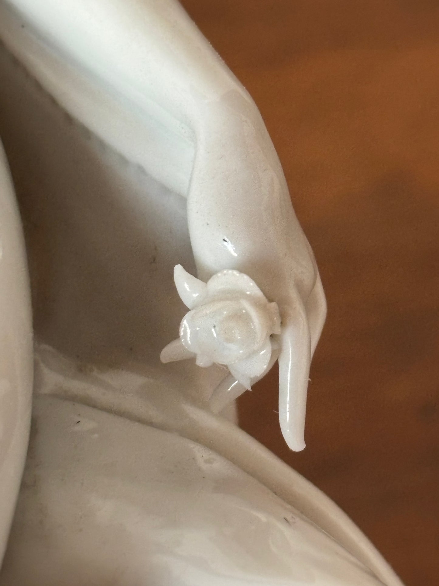 Statuetta Liberty in Ceramica – Grazia Eterea e Fascino Senza Tempo