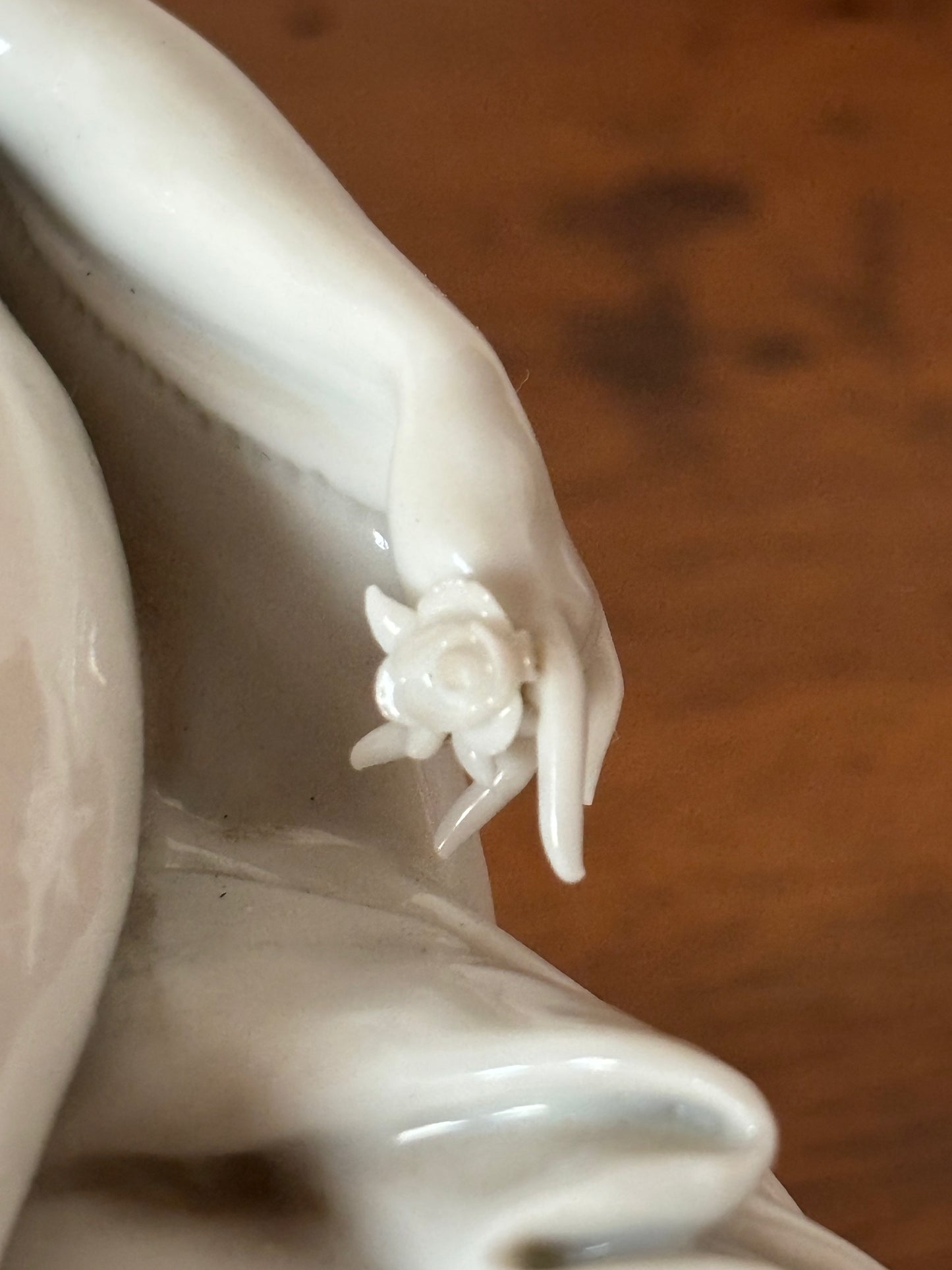 Statuetta Liberty in Ceramica – Grazia Eterea e Fascino Senza Tempo