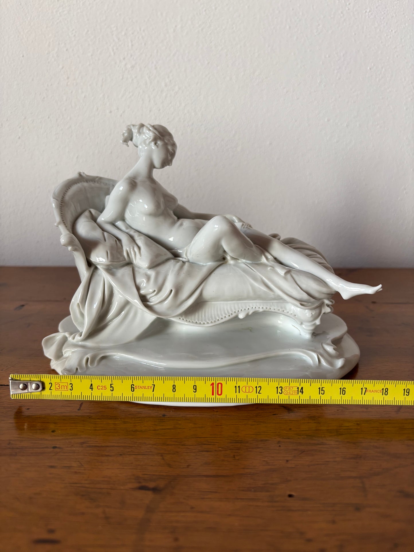 Statuetta Liberty in Ceramica – Grazia Eterea e Fascino Senza Tempo