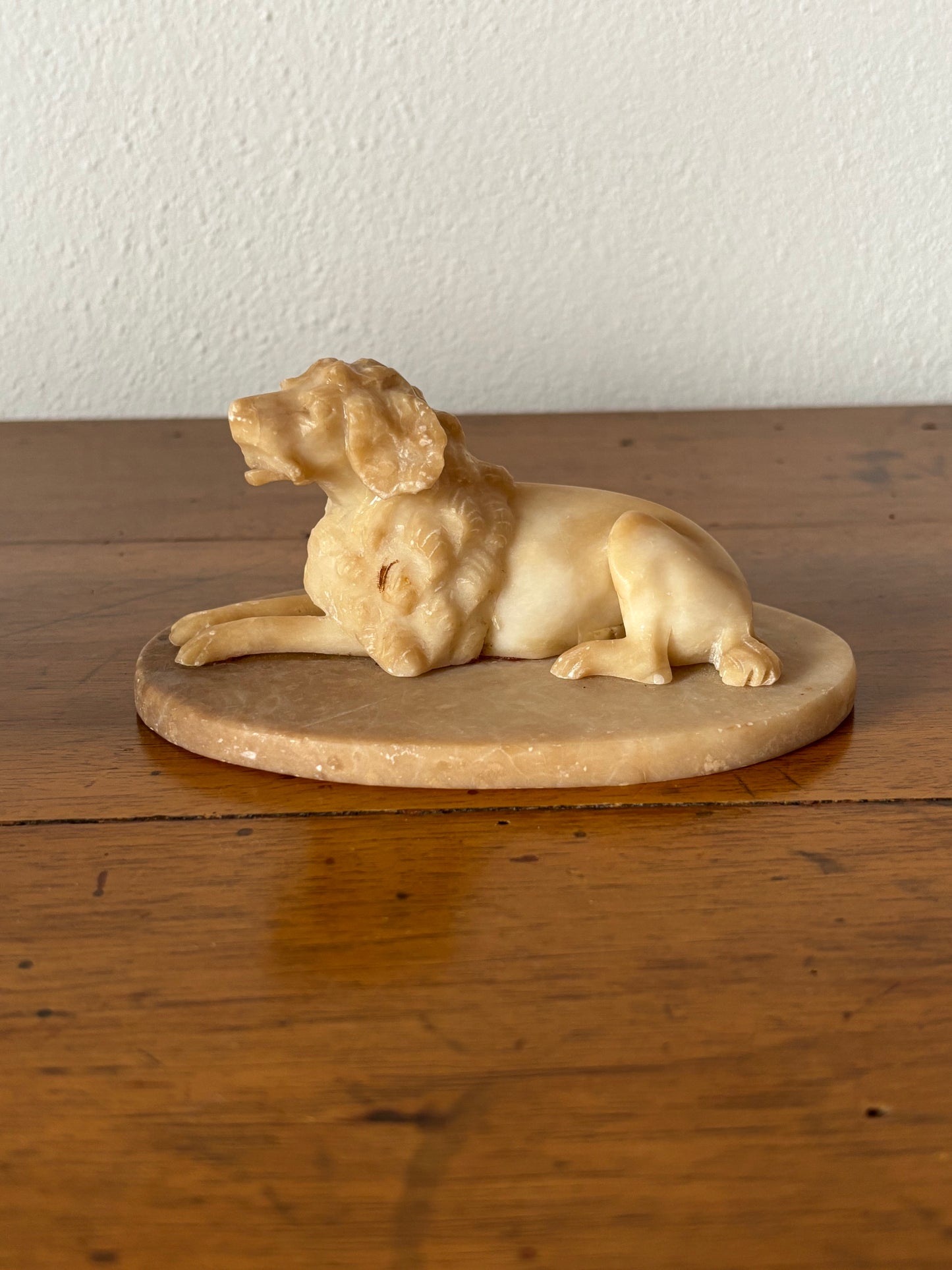 Tierfigur aus Alabaster mit Marmorsockel – Jagdhund