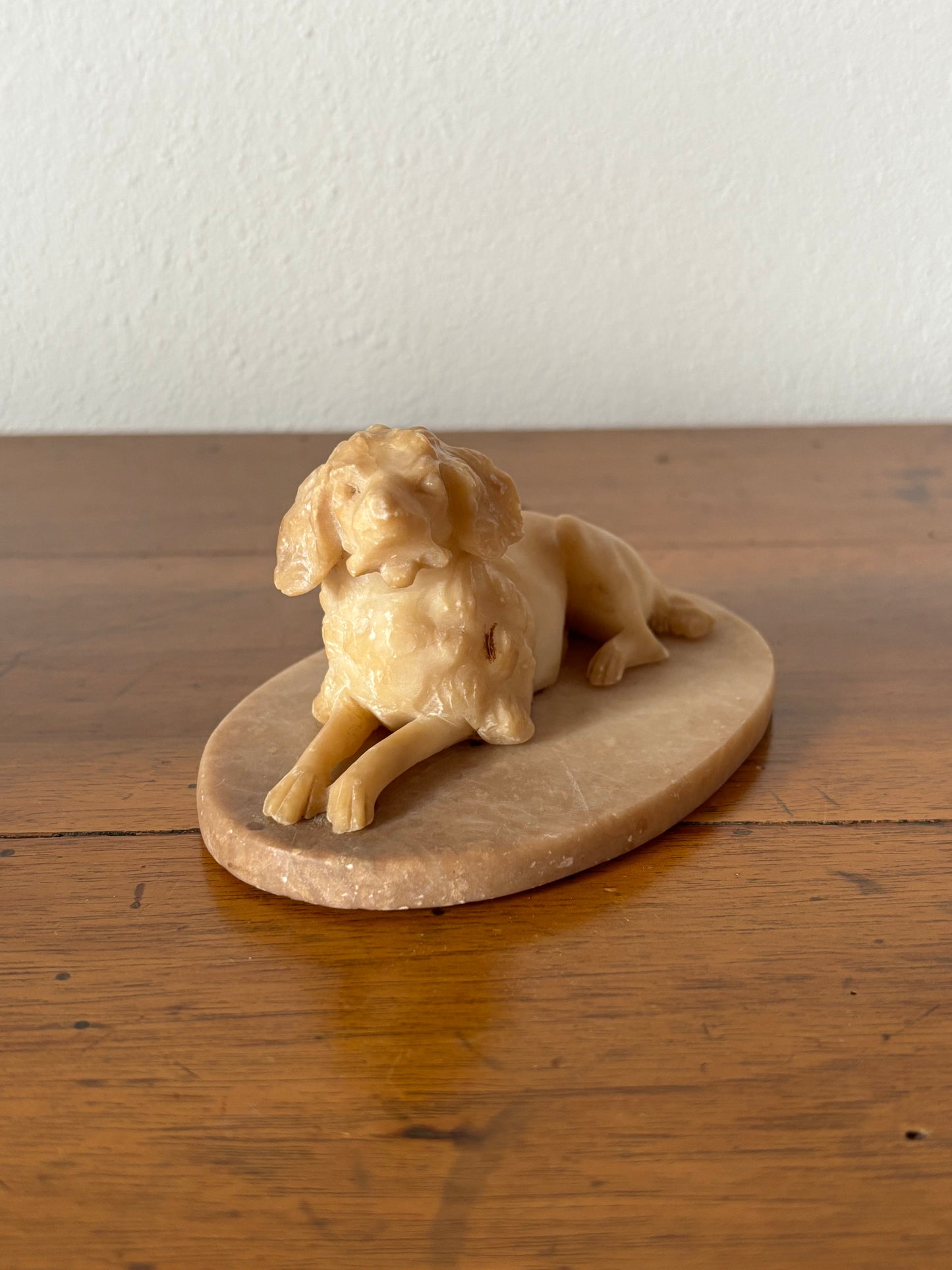 Tierfigur aus Alabaster mit Marmorsockel – Jagdhund