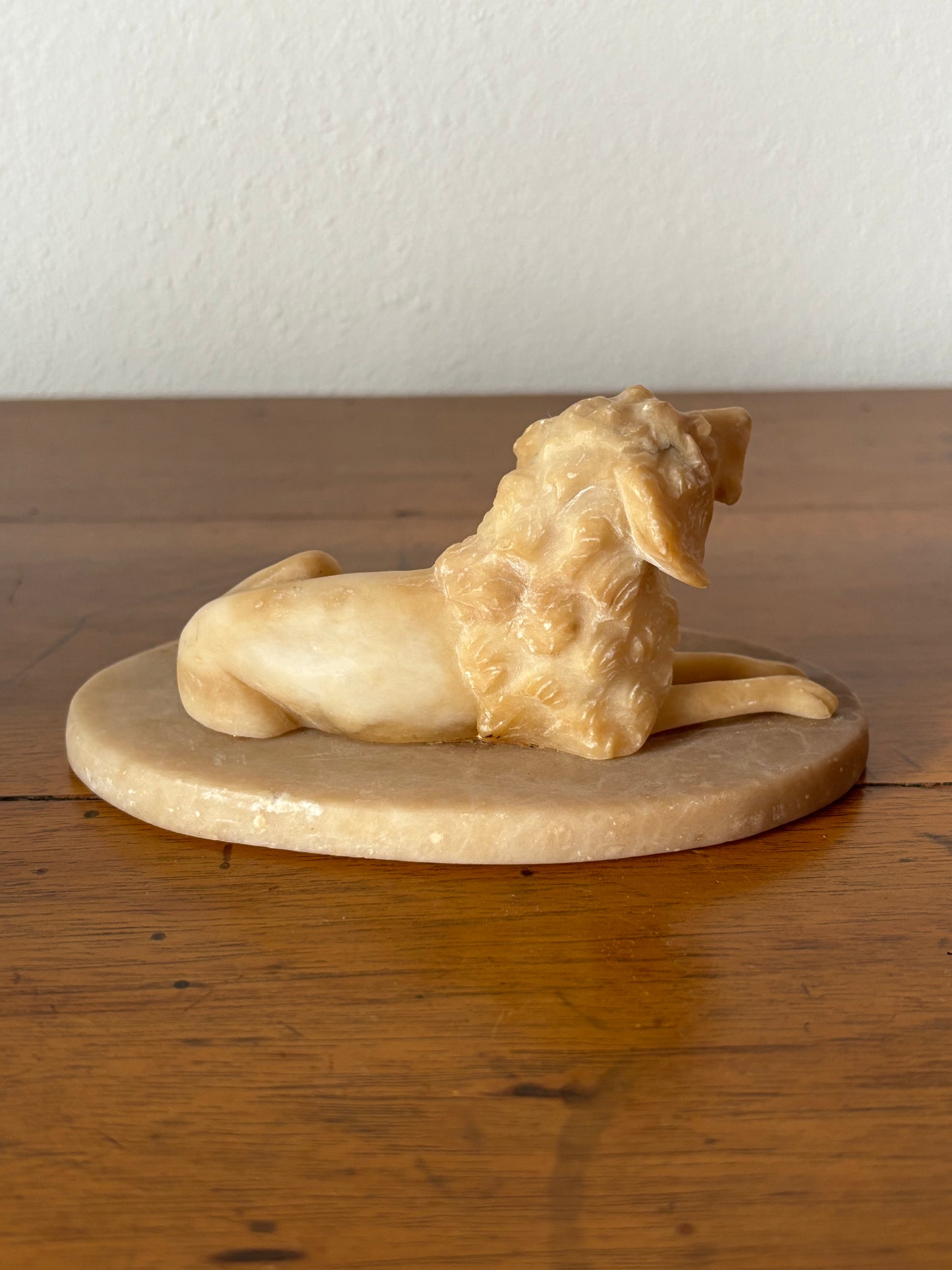 Tierfigur aus Alabaster mit Marmorsockel – Jagdhund