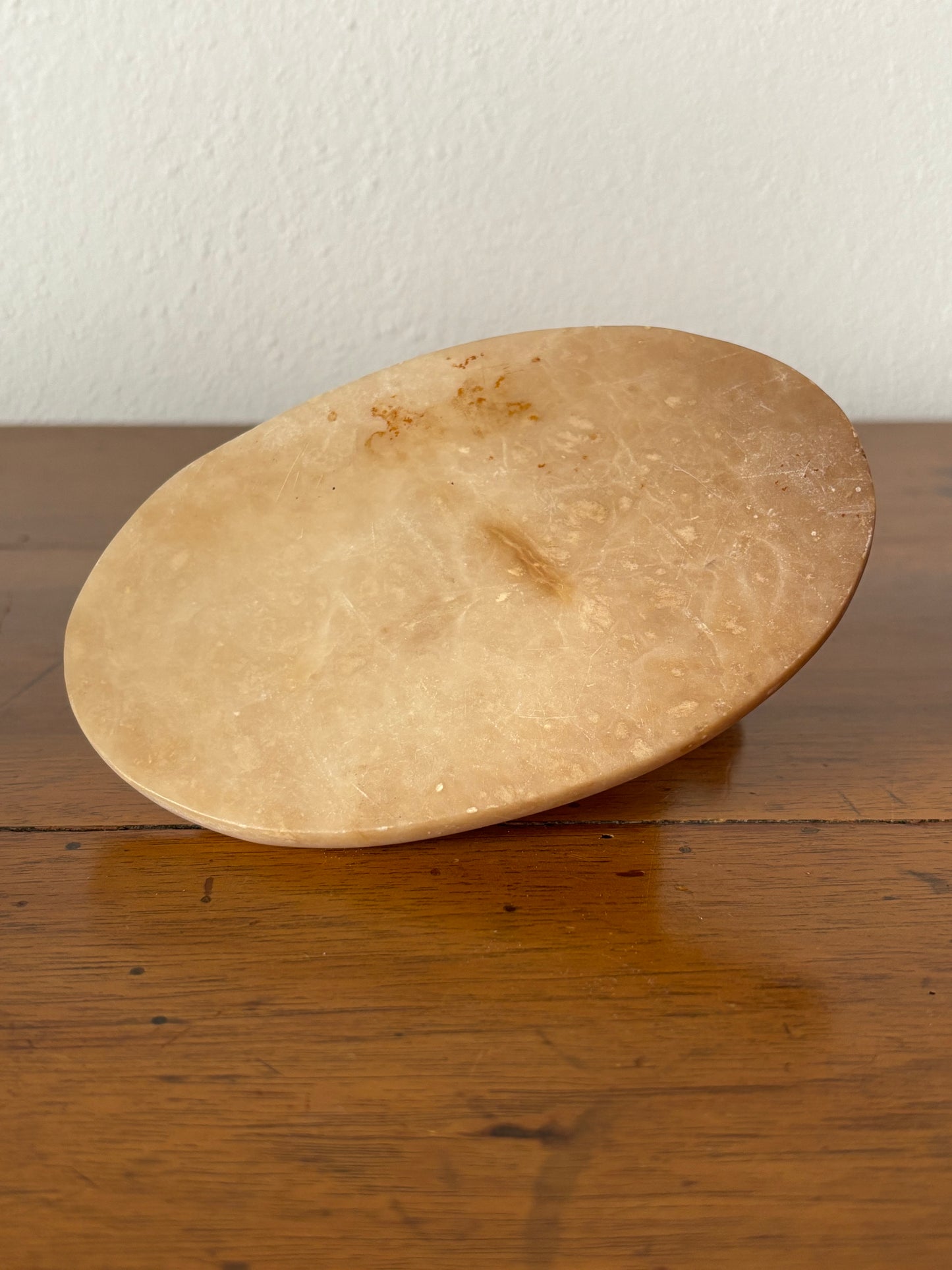 Tierfigur aus Alabaster mit Marmorsockel – Jagdhund