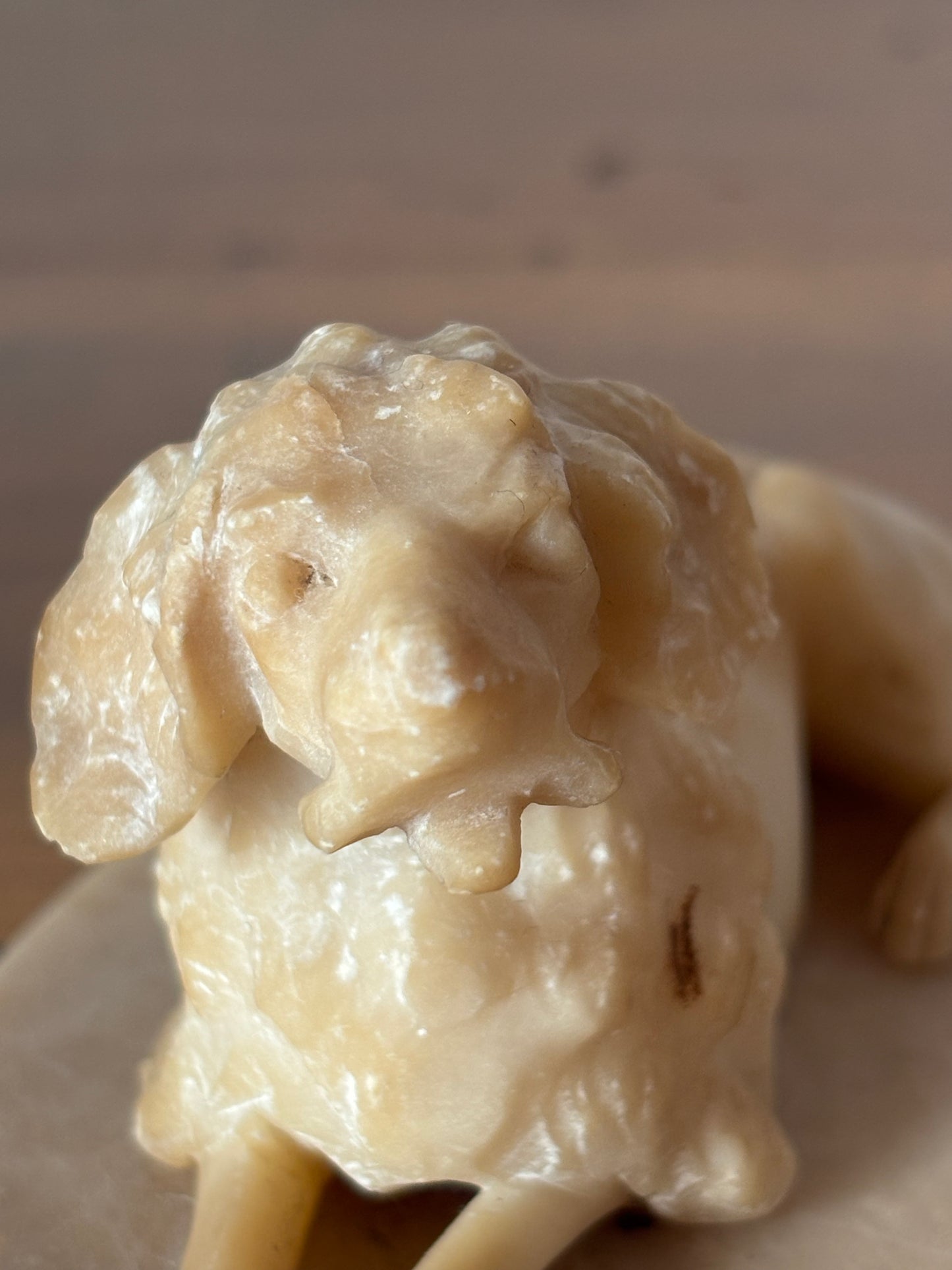 Tierfigur aus Alabaster mit Marmorsockel – Jagdhund