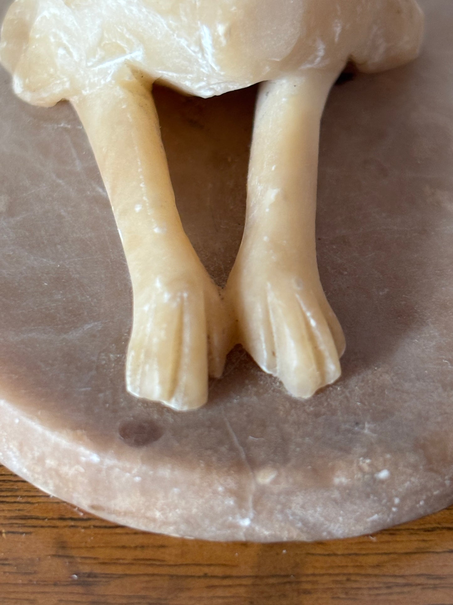 Tierfigur aus Alabaster mit Marmorsockel – Jagdhund