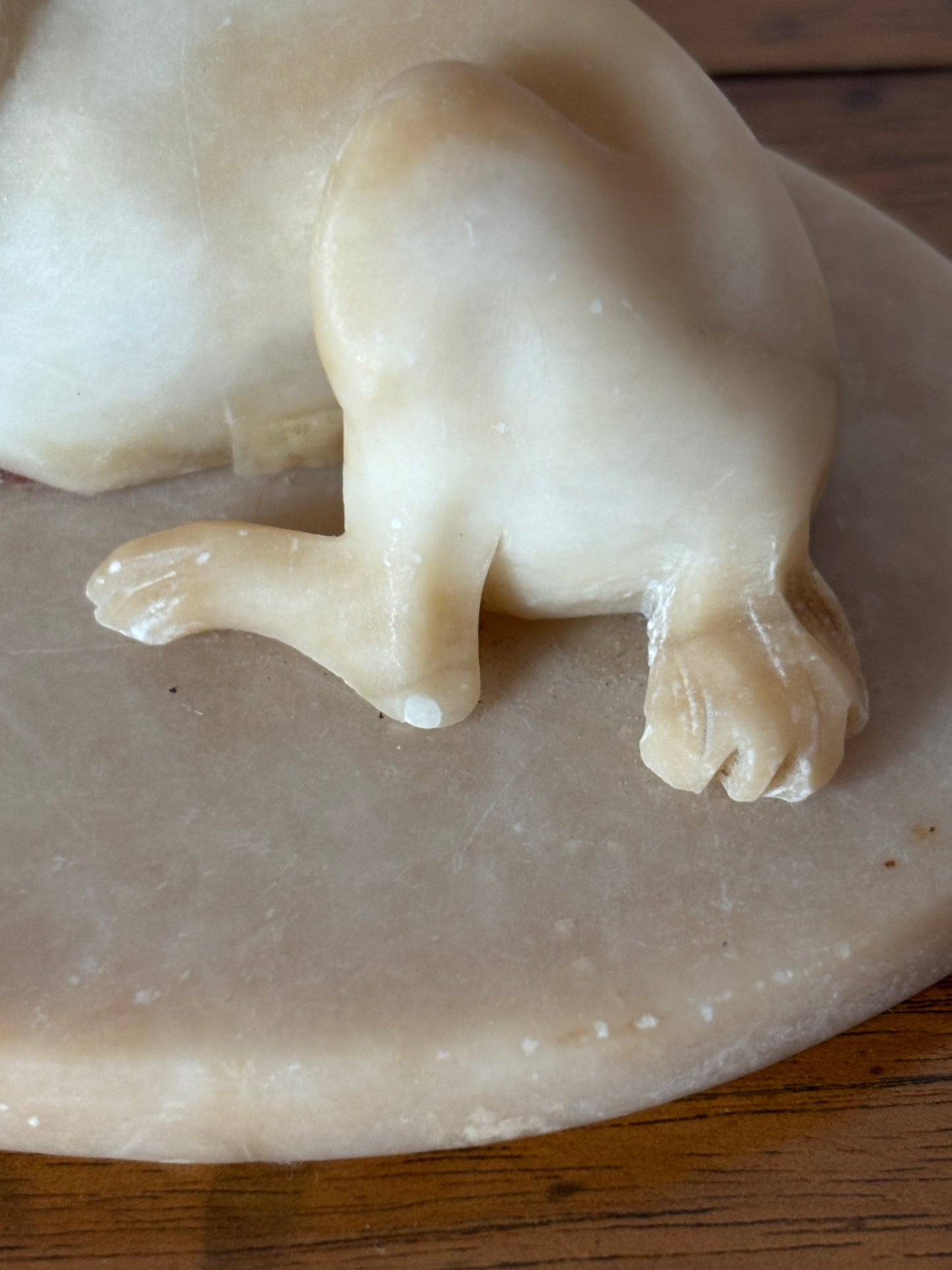 Tierfigur aus Alabaster mit Marmorsockel – Jagdhund