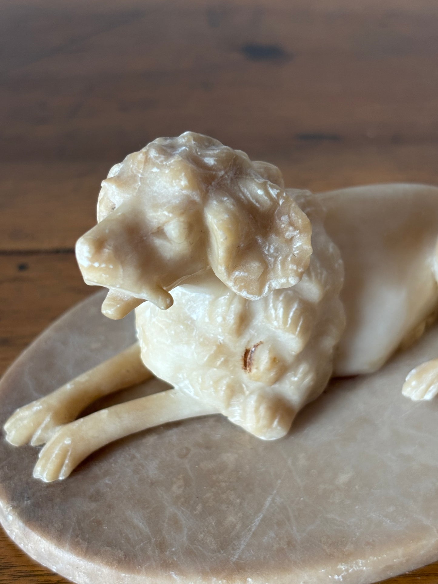 Tierfigur aus Alabaster mit Marmorsockel – Jagdhund