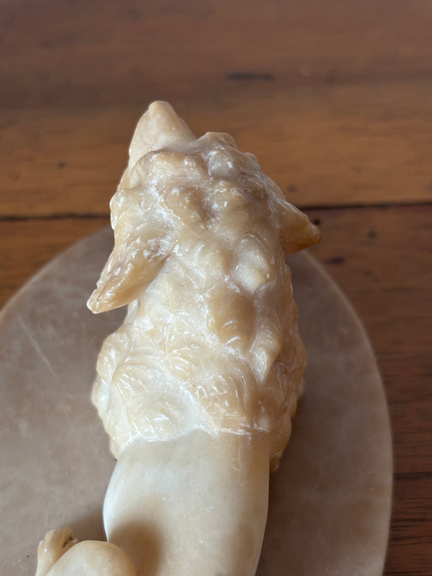 Tierfigur aus Alabaster mit Marmorsockel – Jagdhund