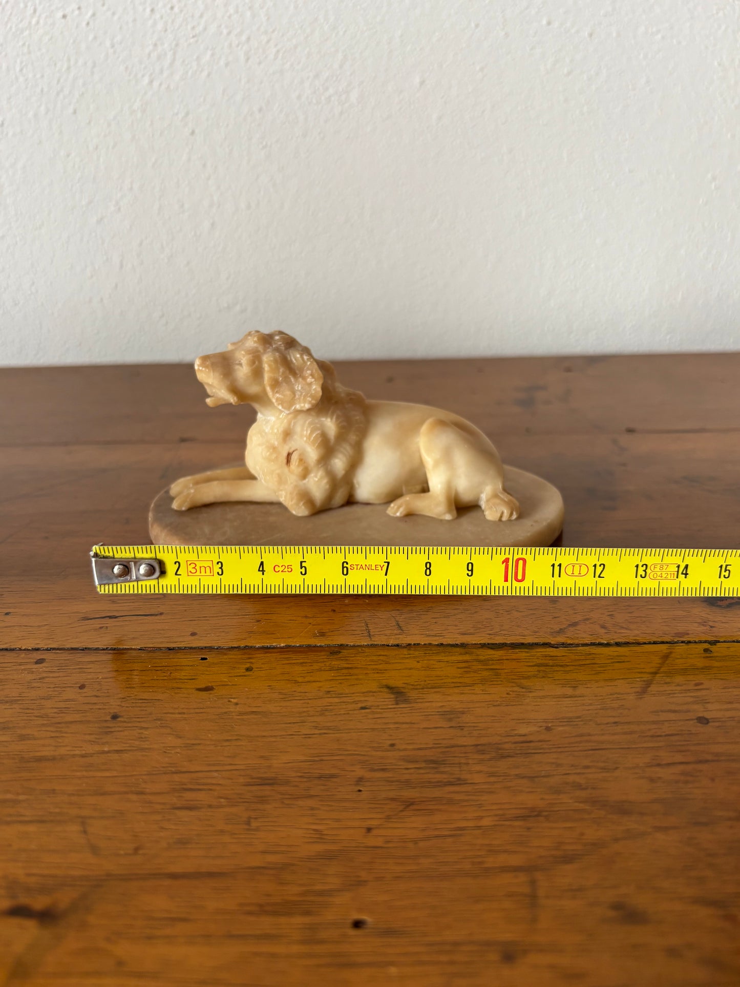 Tierfigur aus Alabaster mit Marmorsockel – Jagdhund