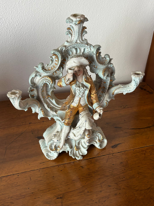 Candelabro in ceramica bisquit stile Rococò Revival – pezzo decorativo ricco di dettagli