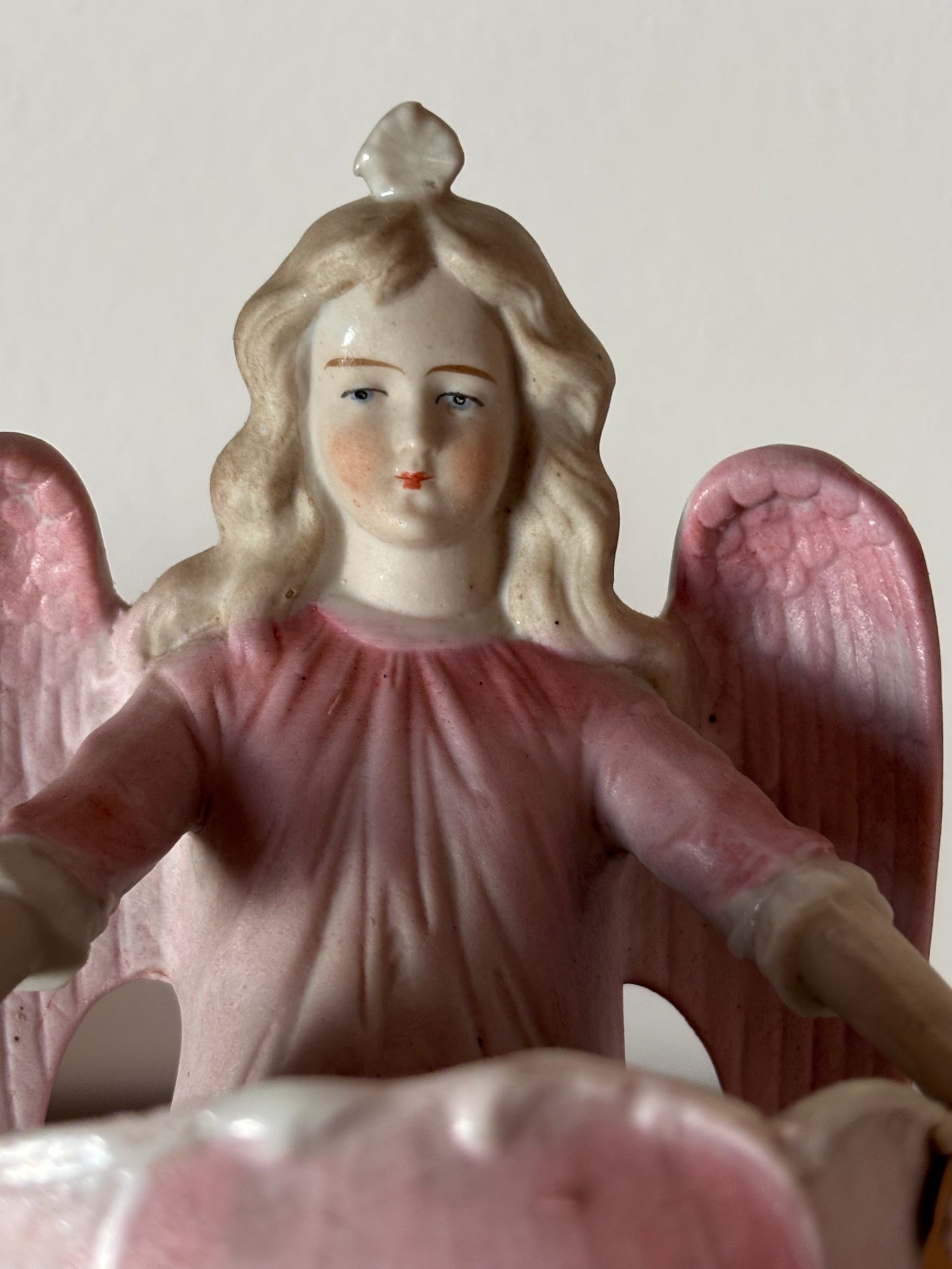 Acquasantiera in ceramica – Angelo in stile classico decorativo