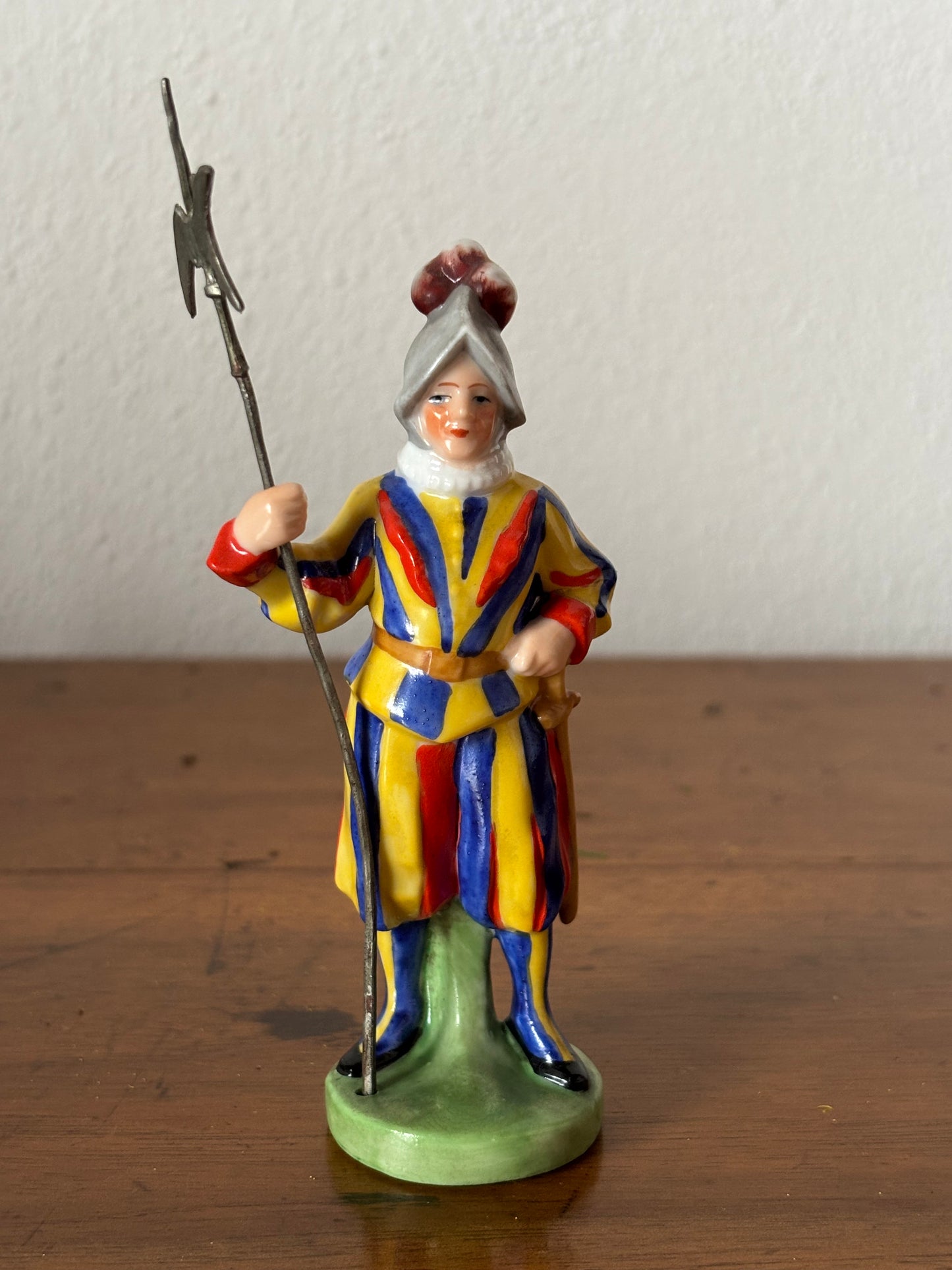 Statuetta in Ceramica Guardia Svizzera – Oggetto Decorativo Vintage in Ottime Condizioni