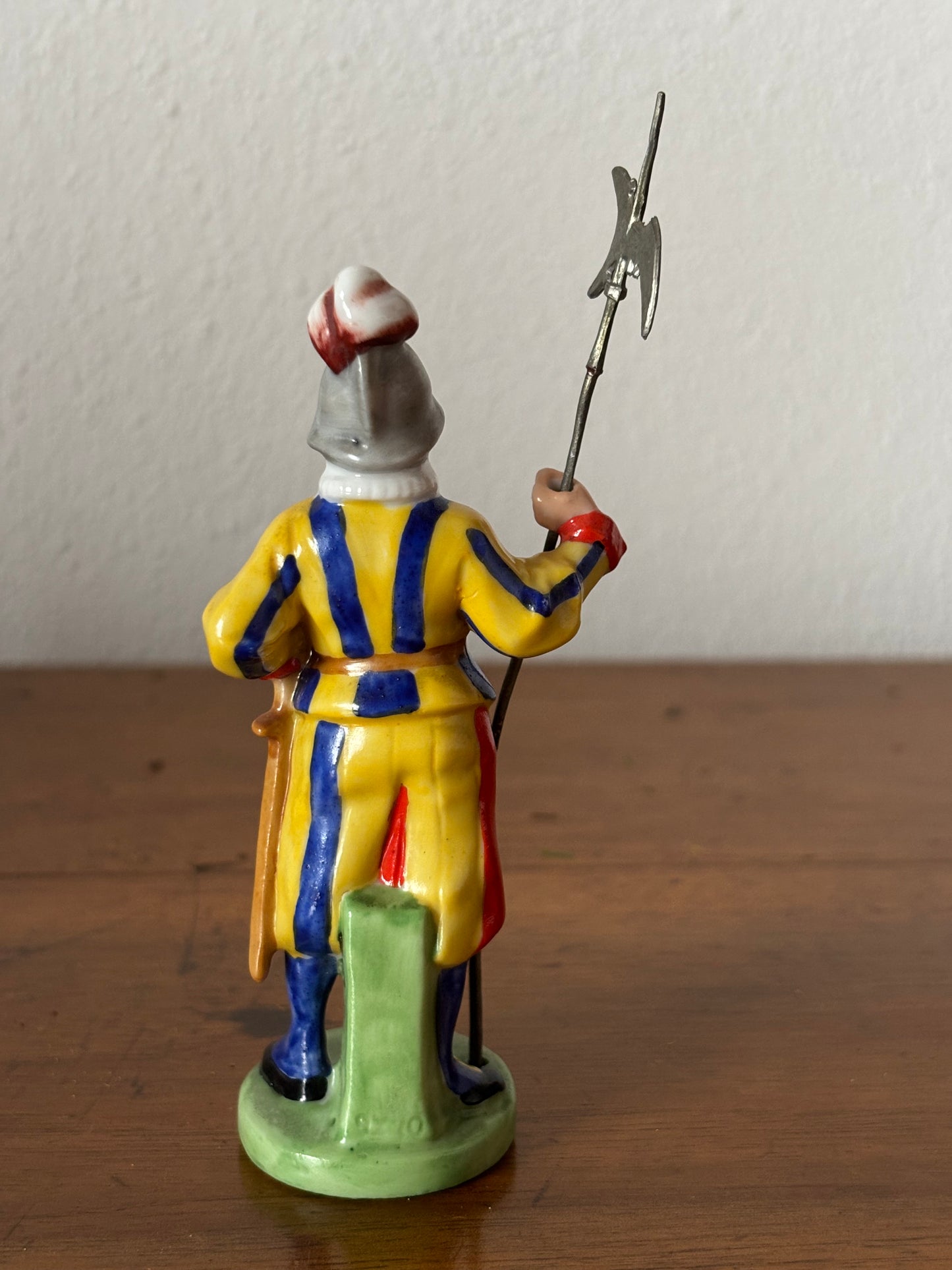 Statuetta in Ceramica Guardia Svizzera – Oggetto Decorativo Vintage in Ottime Condizioni