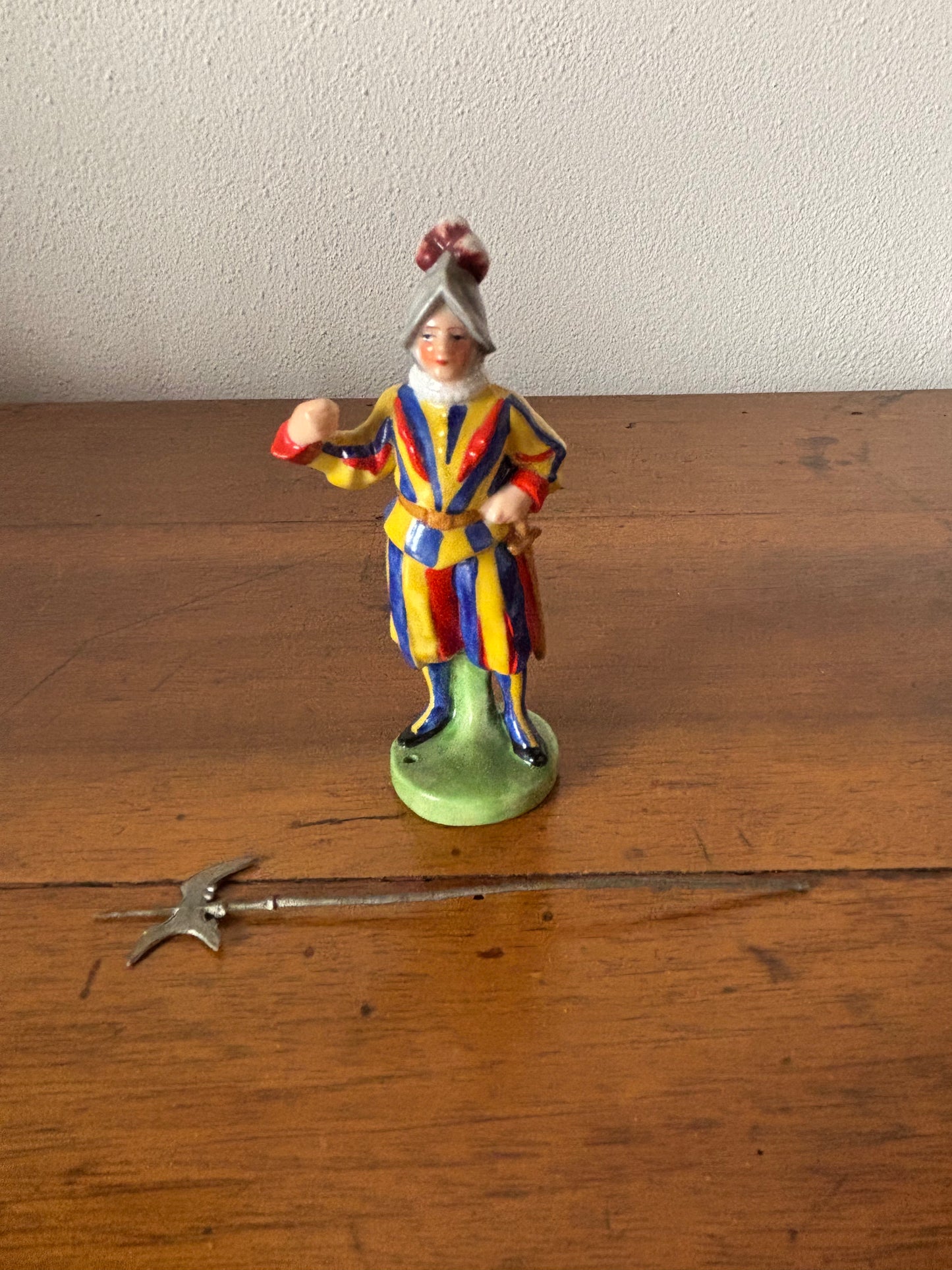Statuetta in Ceramica Guardia Svizzera – Oggetto Decorativo Vintage in Ottime Condizioni