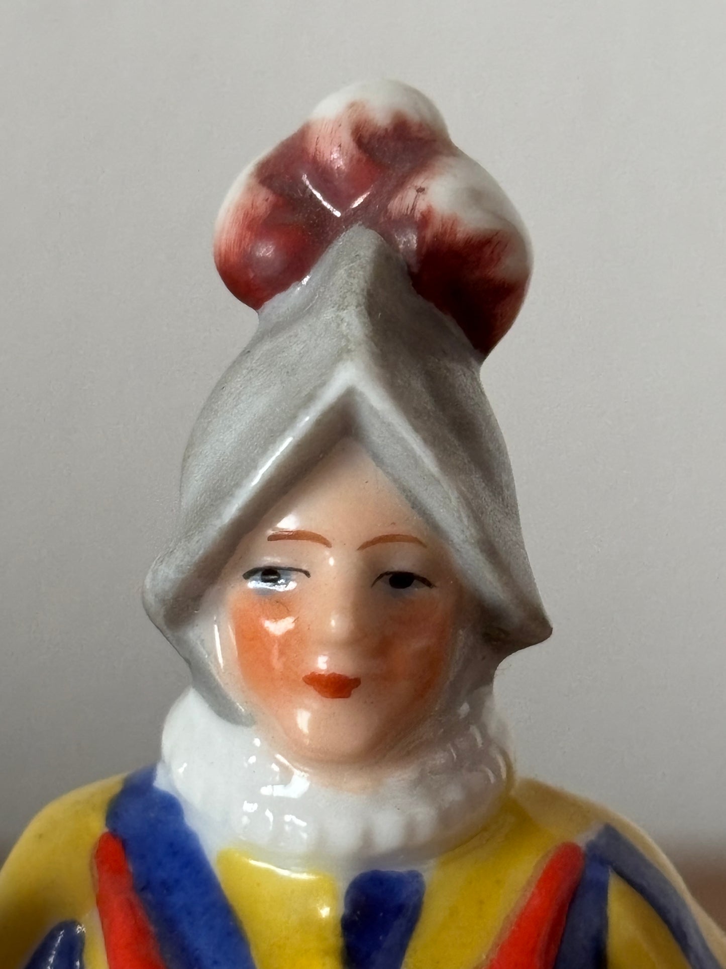 Statuetta in Ceramica Guardia Svizzera – Oggetto Decorativo Vintage in Ottime Condizioni