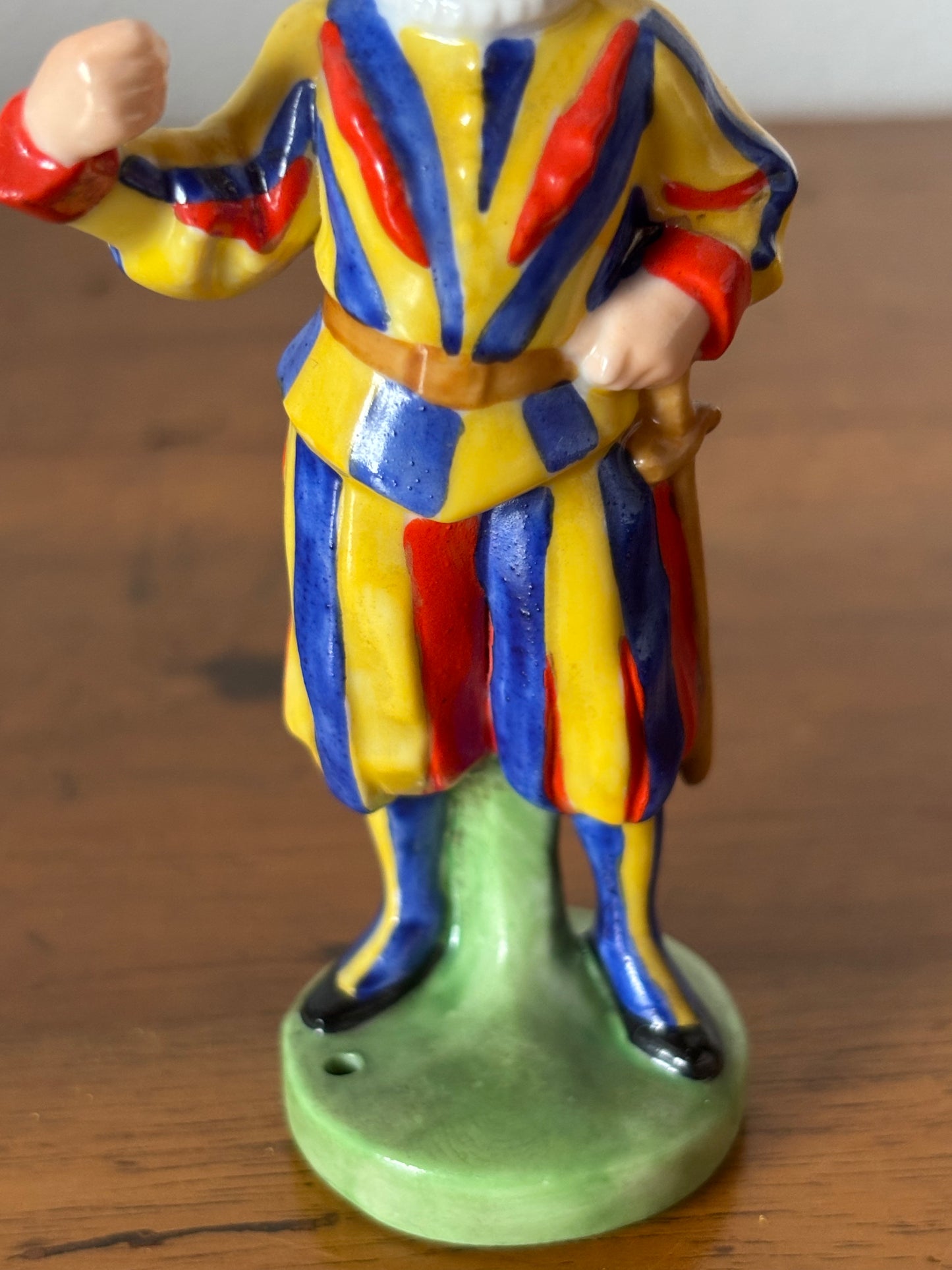 Statuetta in Ceramica Guardia Svizzera – Oggetto Decorativo Vintage in Ottime Condizioni