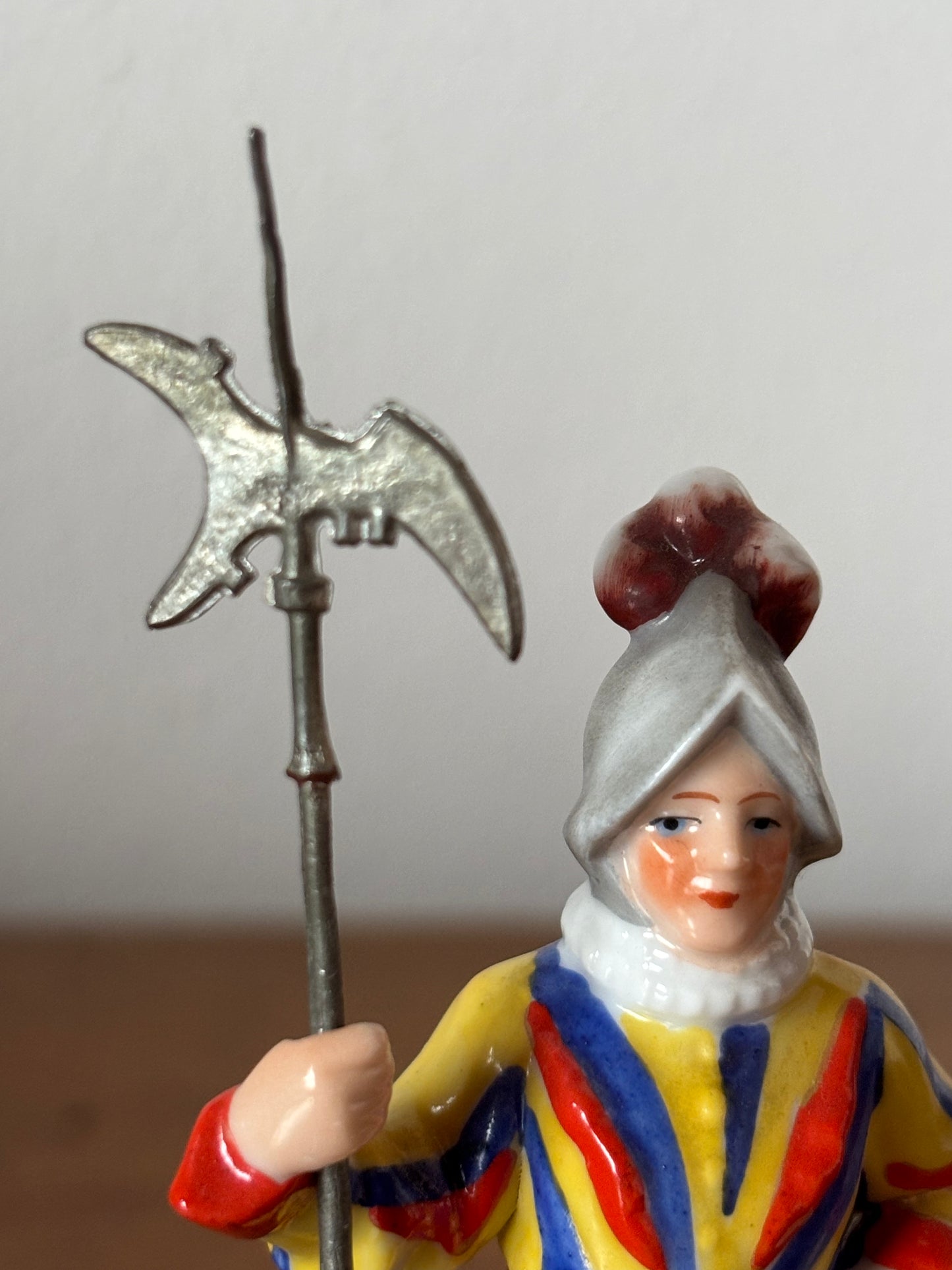Statuetta in Ceramica Guardia Svizzera – Oggetto Decorativo Vintage in Ottime Condizioni