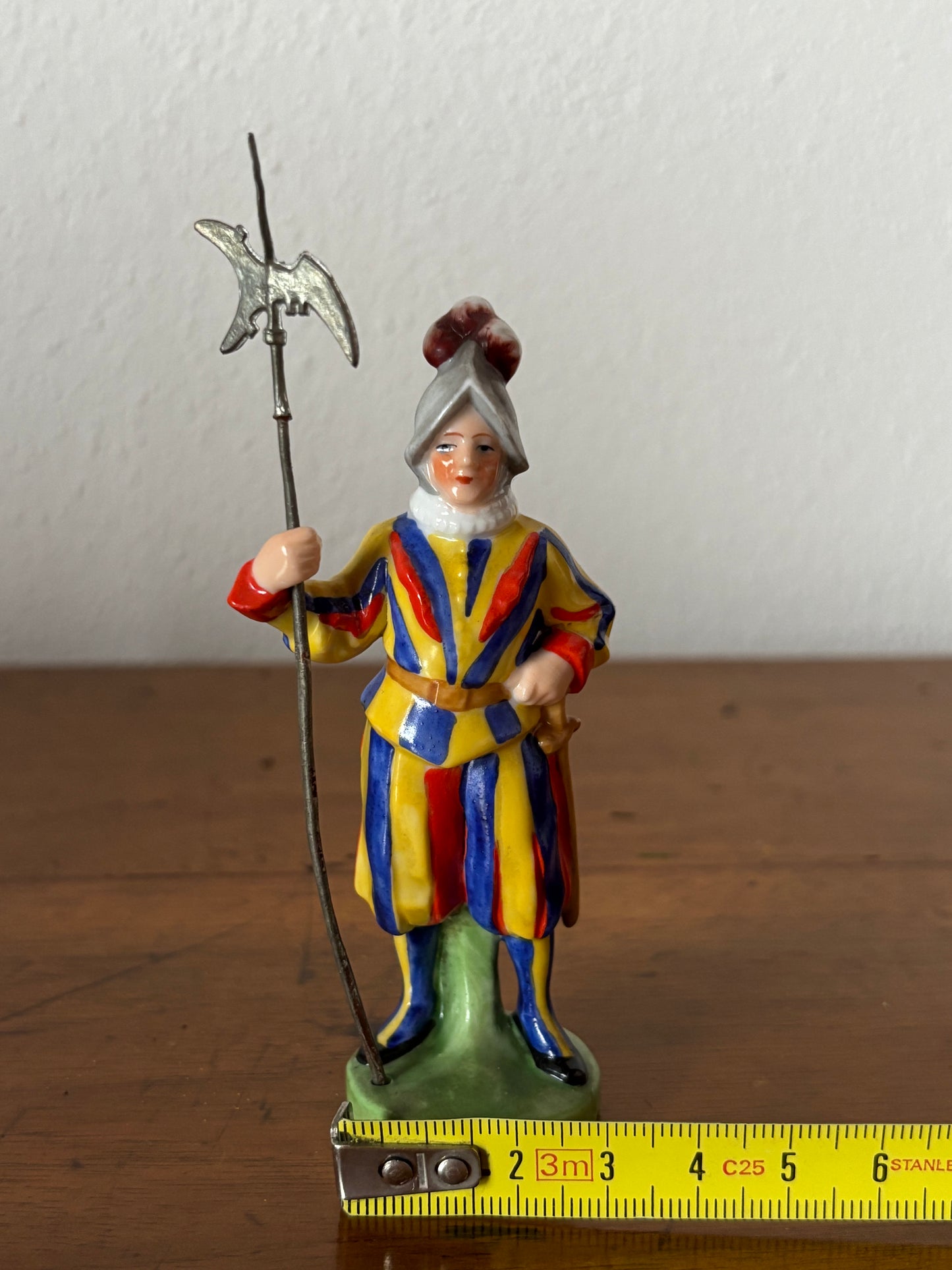 Statuetta in Ceramica Guardia Svizzera – Oggetto Decorativo Vintage in Ottime Condizioni