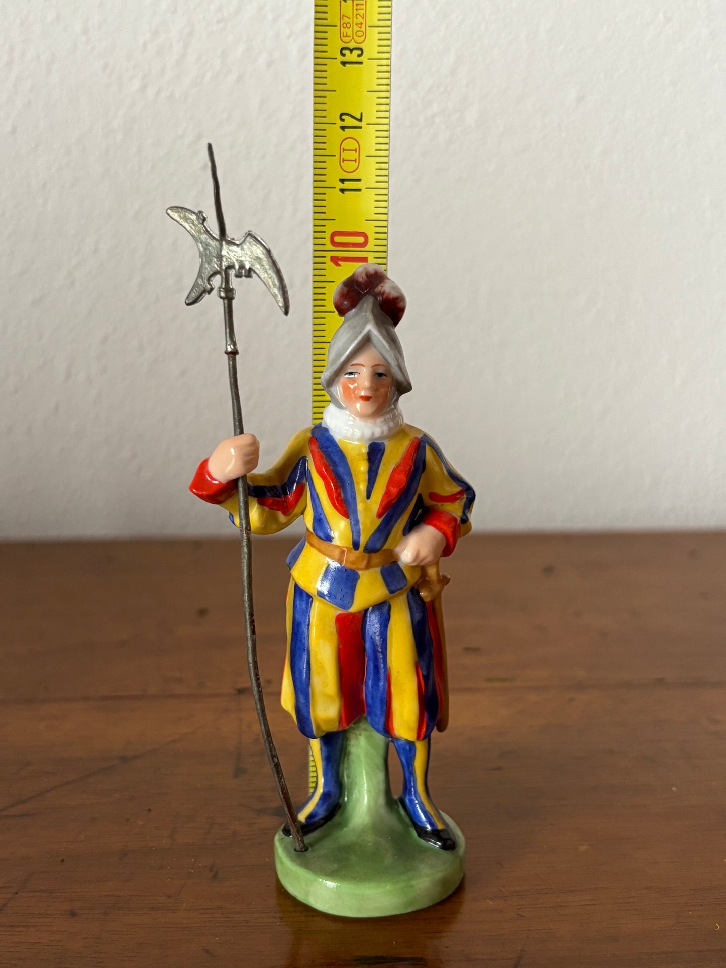 Statuetta in Ceramica Guardia Svizzera – Oggetto Decorativo Vintage in Ottime Condizioni