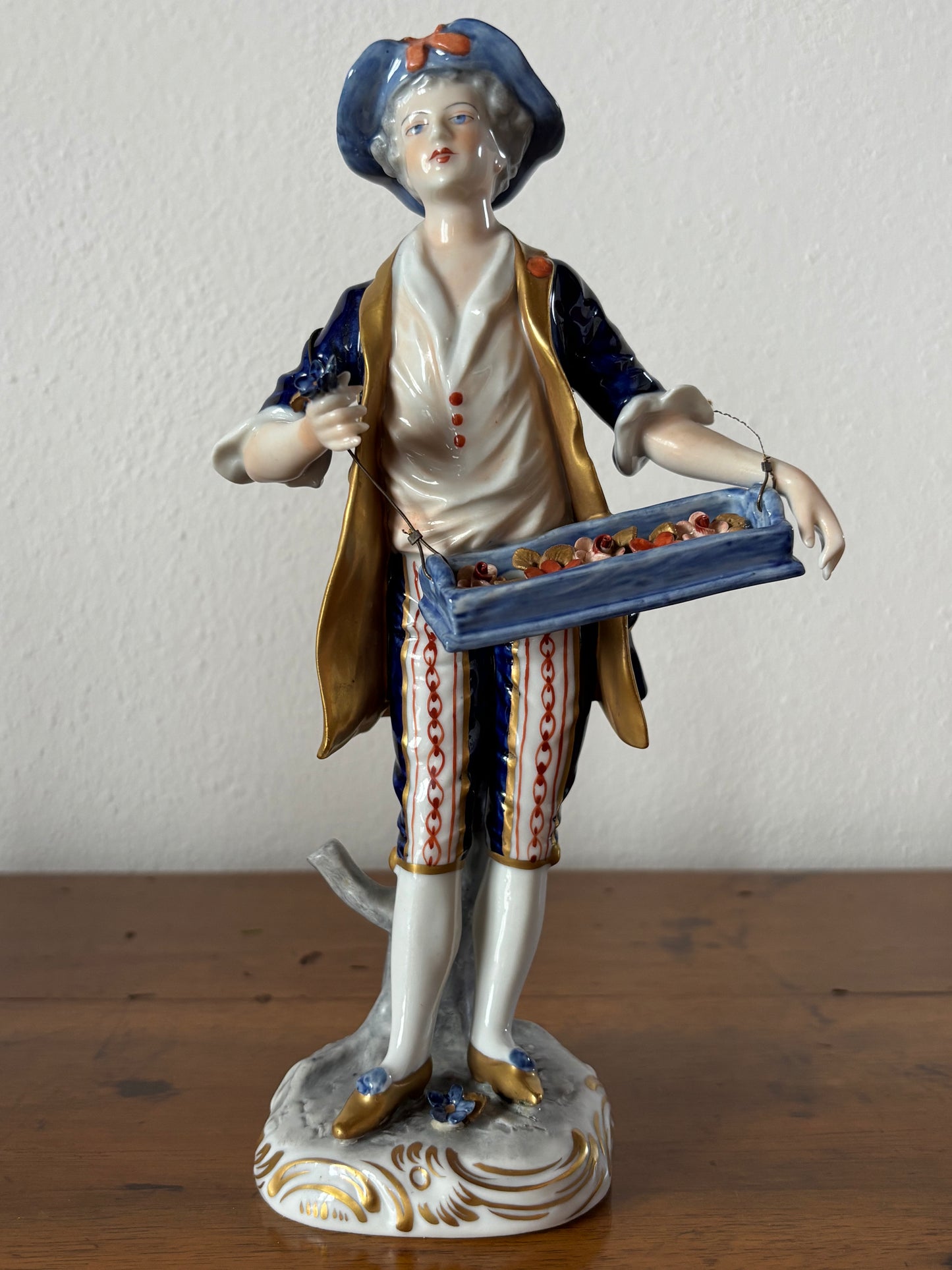 Elegante figurina in ceramica Volkstedt