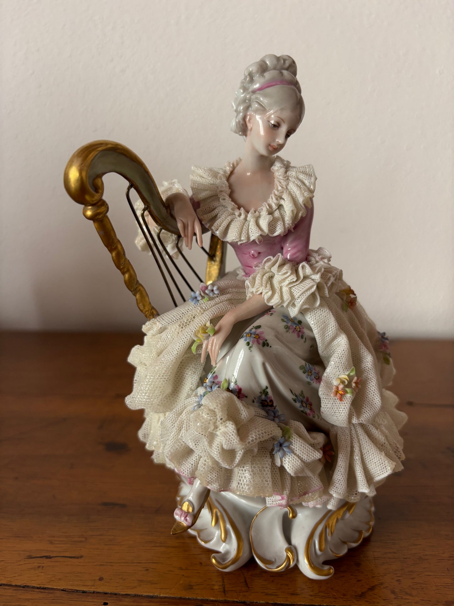 Ginori-Spitzenporzellanfigur mit Harfe