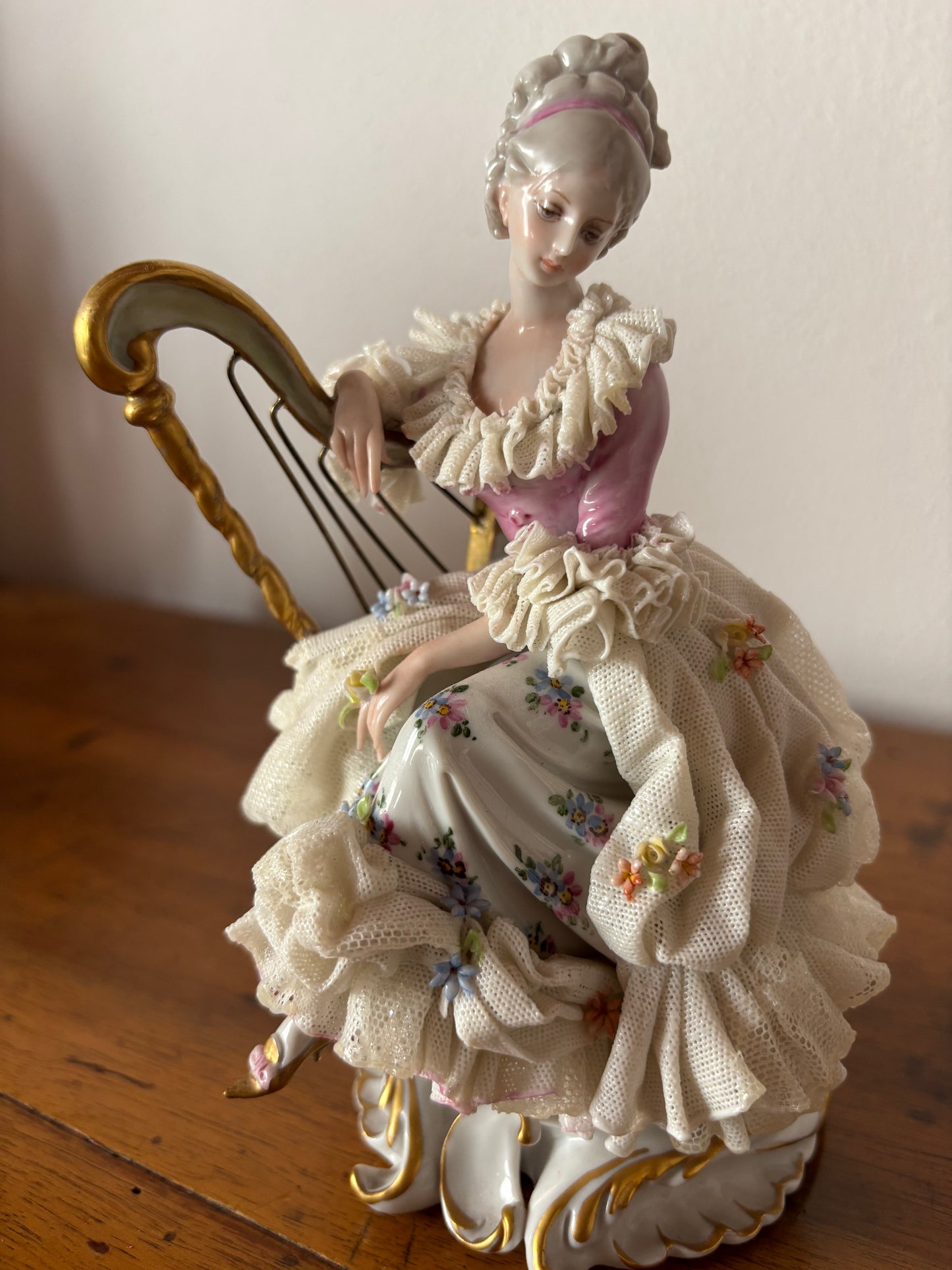 Ginori-Spitzenporzellanfigur mit Harfe