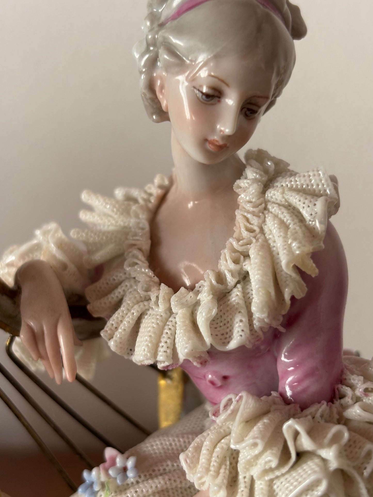 Ginori-Spitzenporzellanfigur mit Harfe
