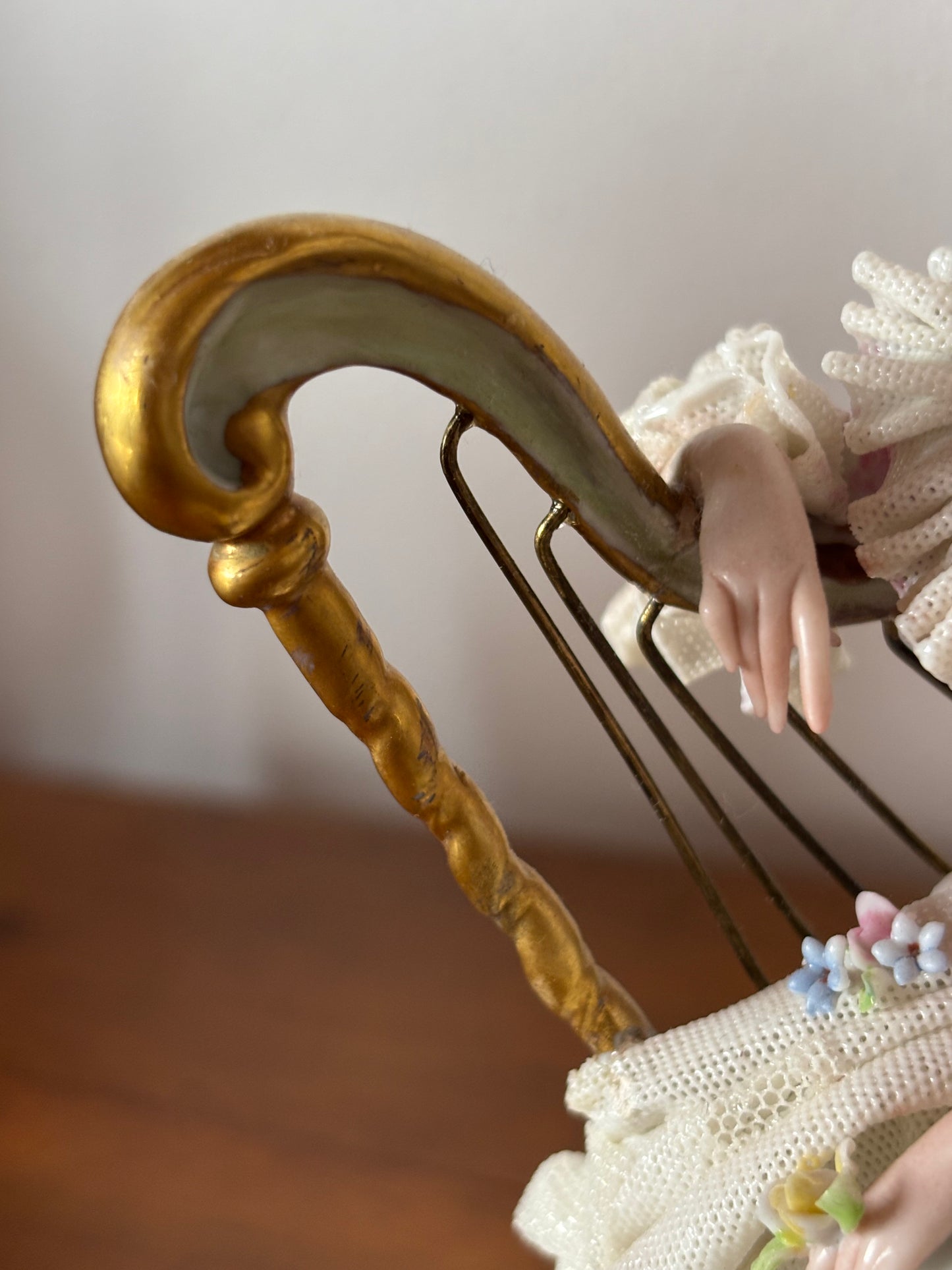 Ginori-Spitzenporzellanfigur mit Harfe