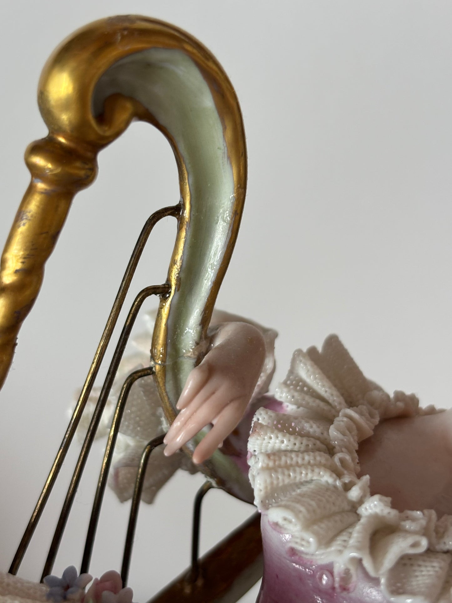 Ginori-Spitzenporzellanfigur mit Harfe