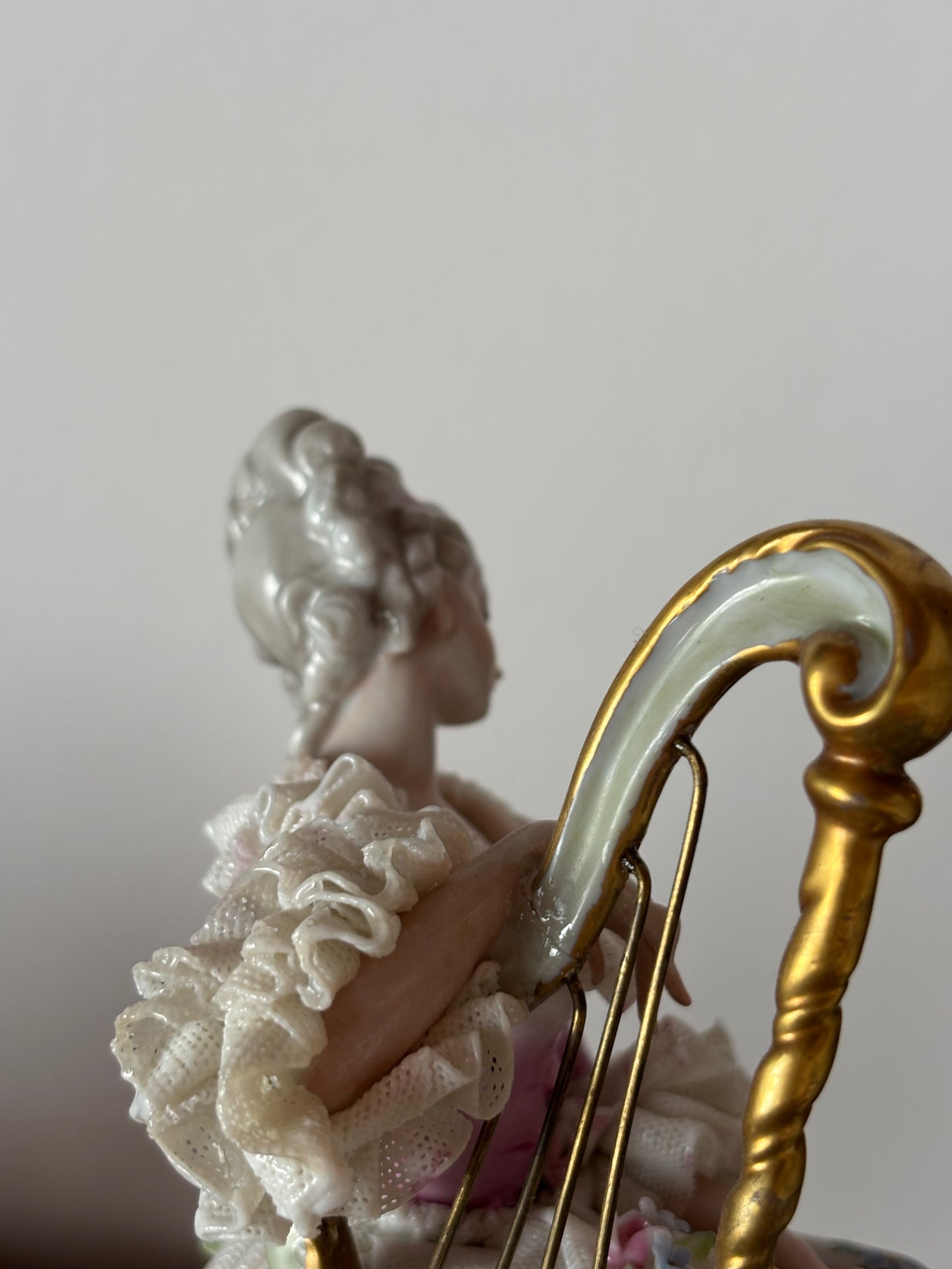 Ginori-Spitzenporzellanfigur mit Harfe