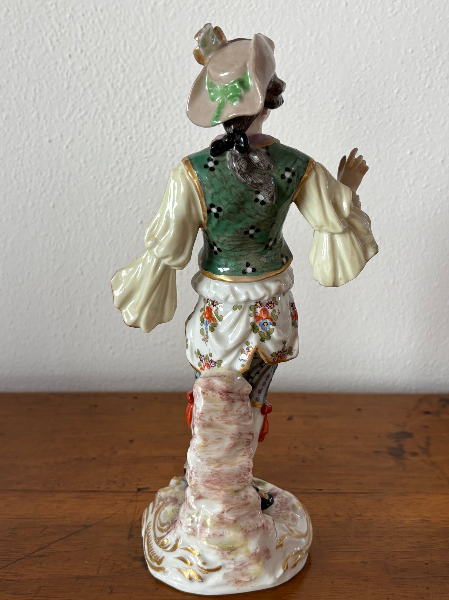 Statuina in ceramica con marchio JB coronato