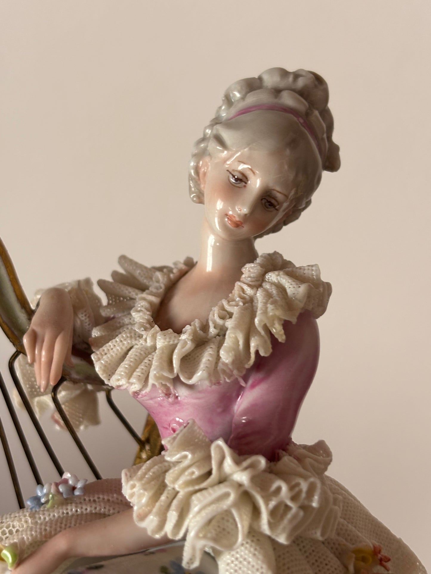 Ginori-Spitzenporzellanfigur mit Harfe