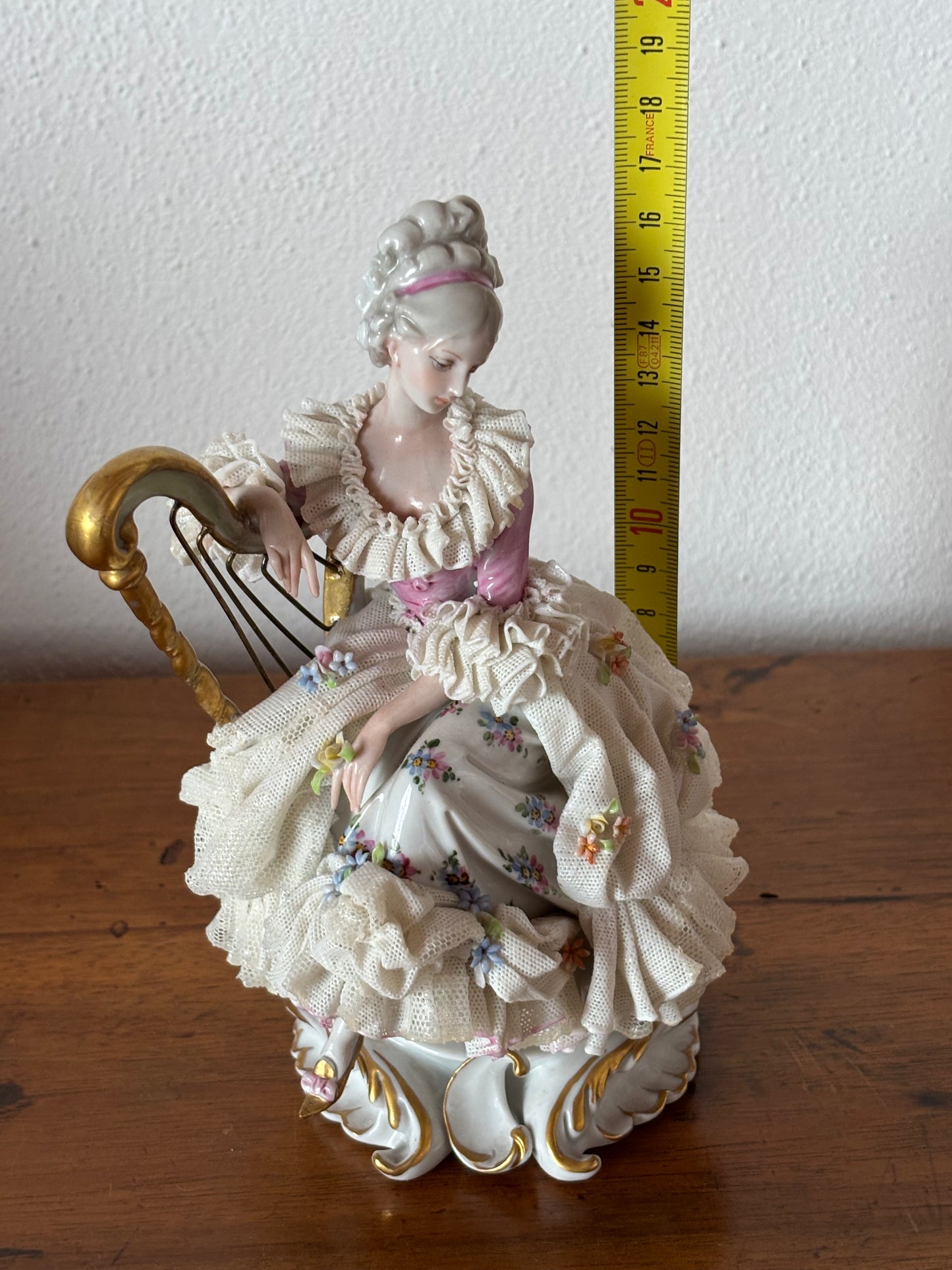 Ginori-Spitzenporzellanfigur mit Harfe