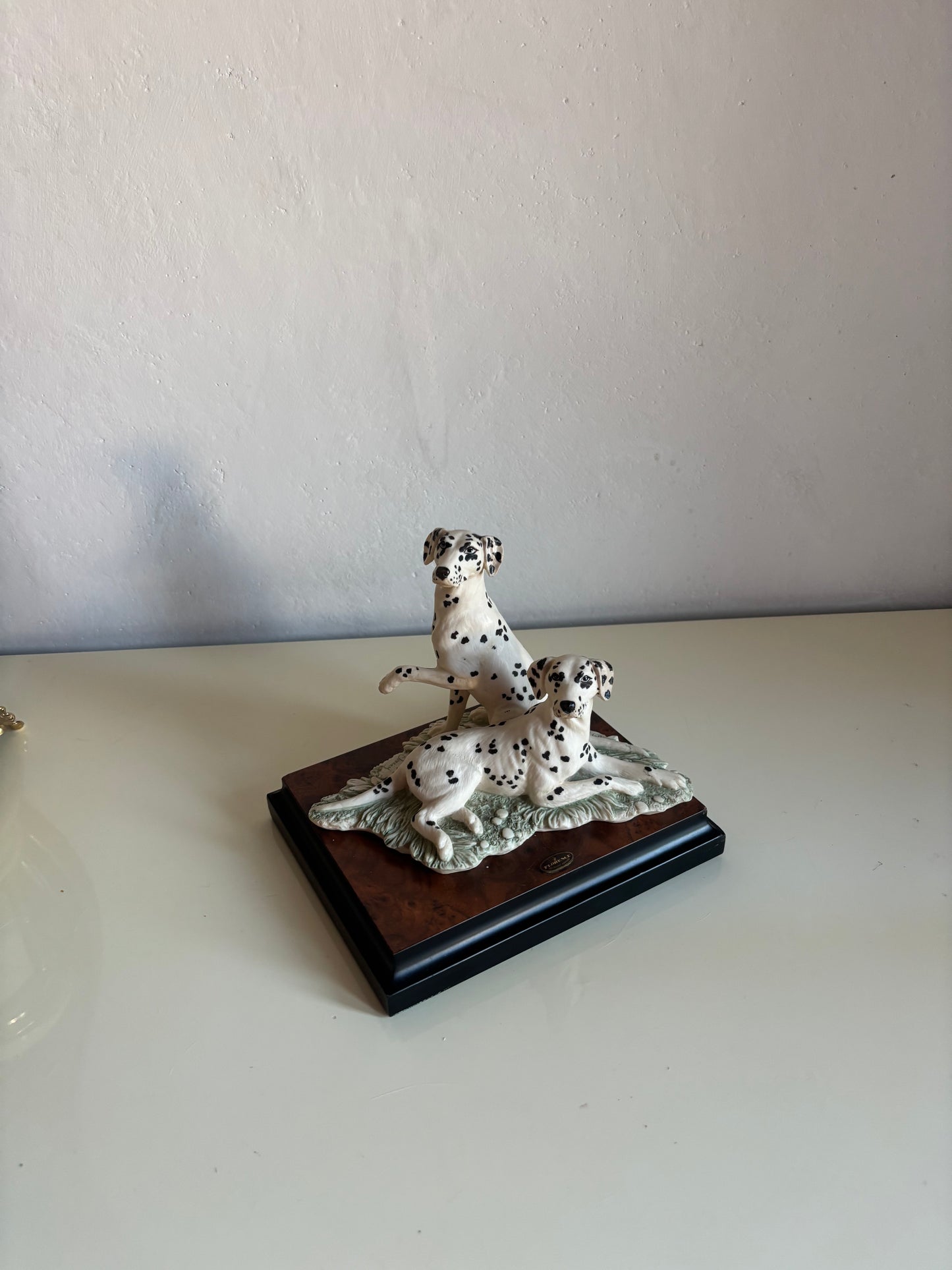 Giuseppe Armani „Dalmatians“ – Porzellanfigur, signiert, mit Originalsockel, restauriert