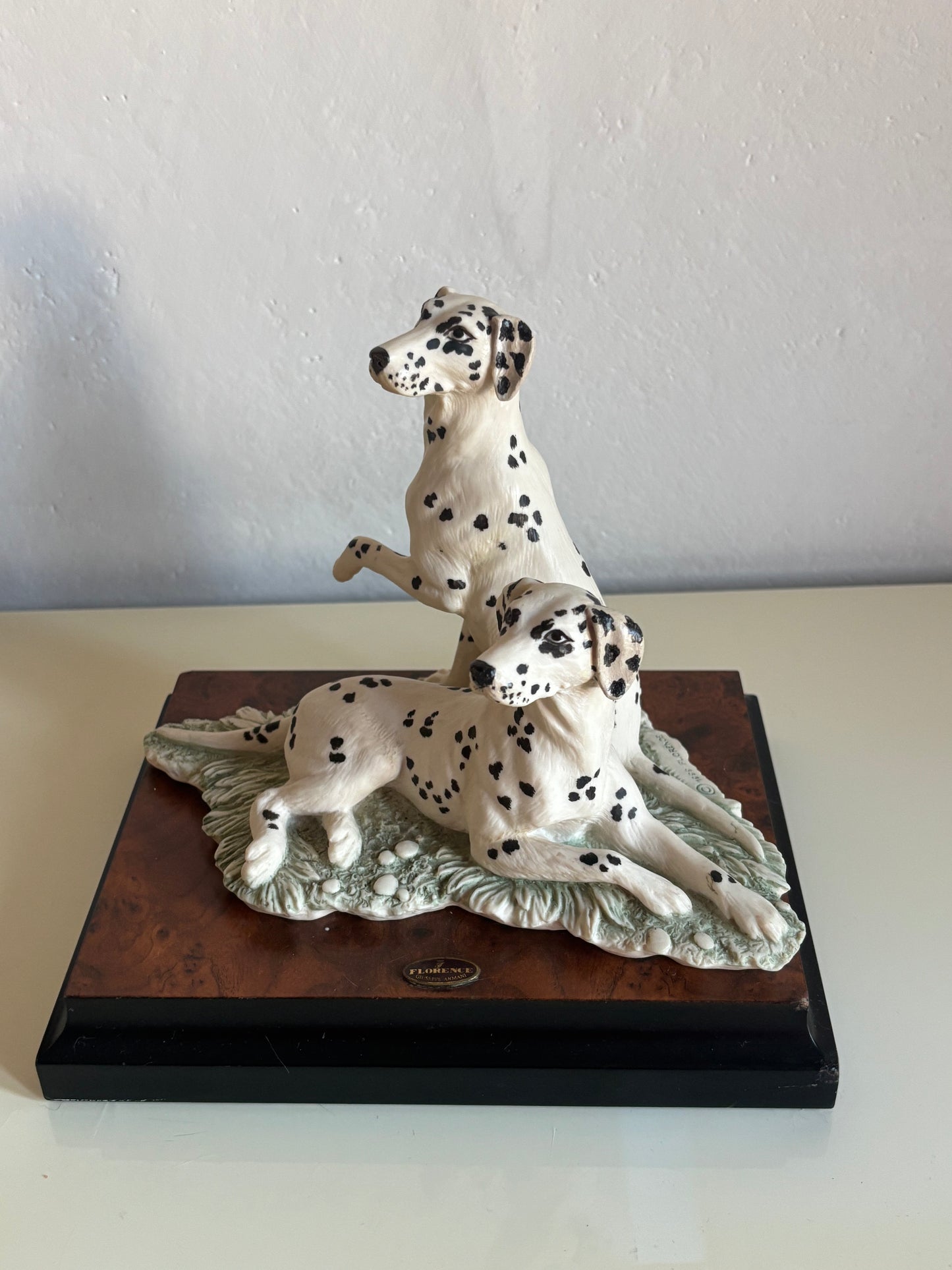 Giuseppe Armani „Dalmatians“ – Porzellanfigur, signiert, mit Originalsockel, restauriert