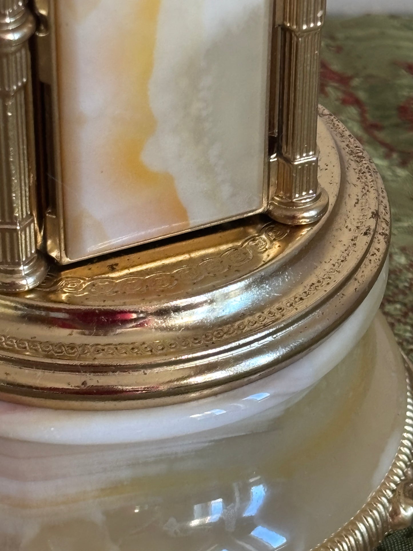 Antiker Onyx‑Portasigarettenbehälter mit Spieluhr und manueller Öffnung