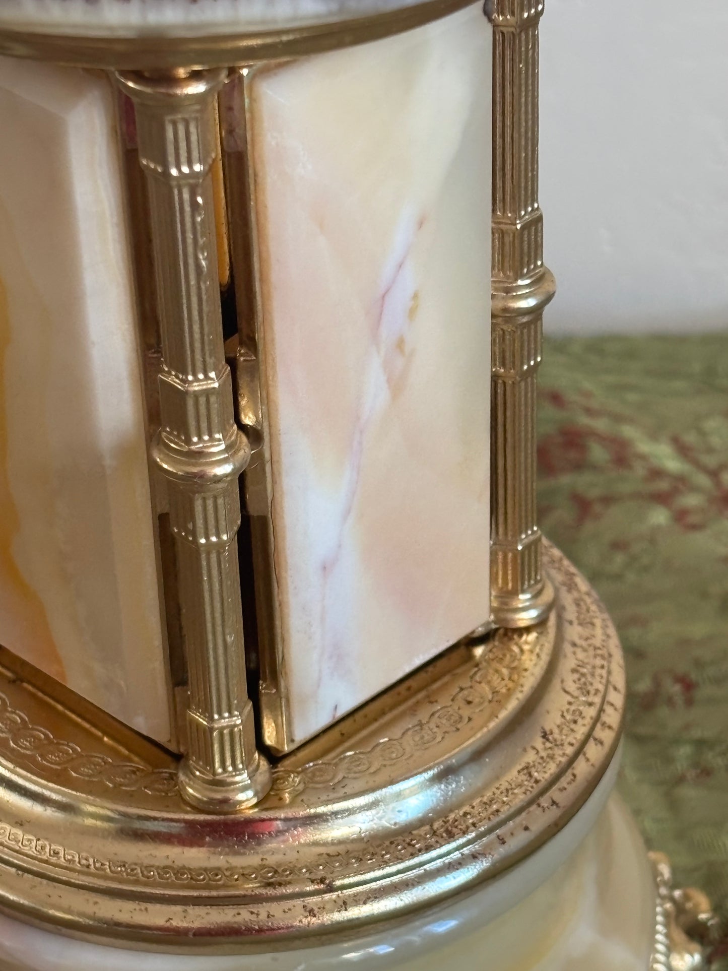 Antiker Onyx‑Portasigarettenbehälter mit Spieluhr und manueller Öffnung