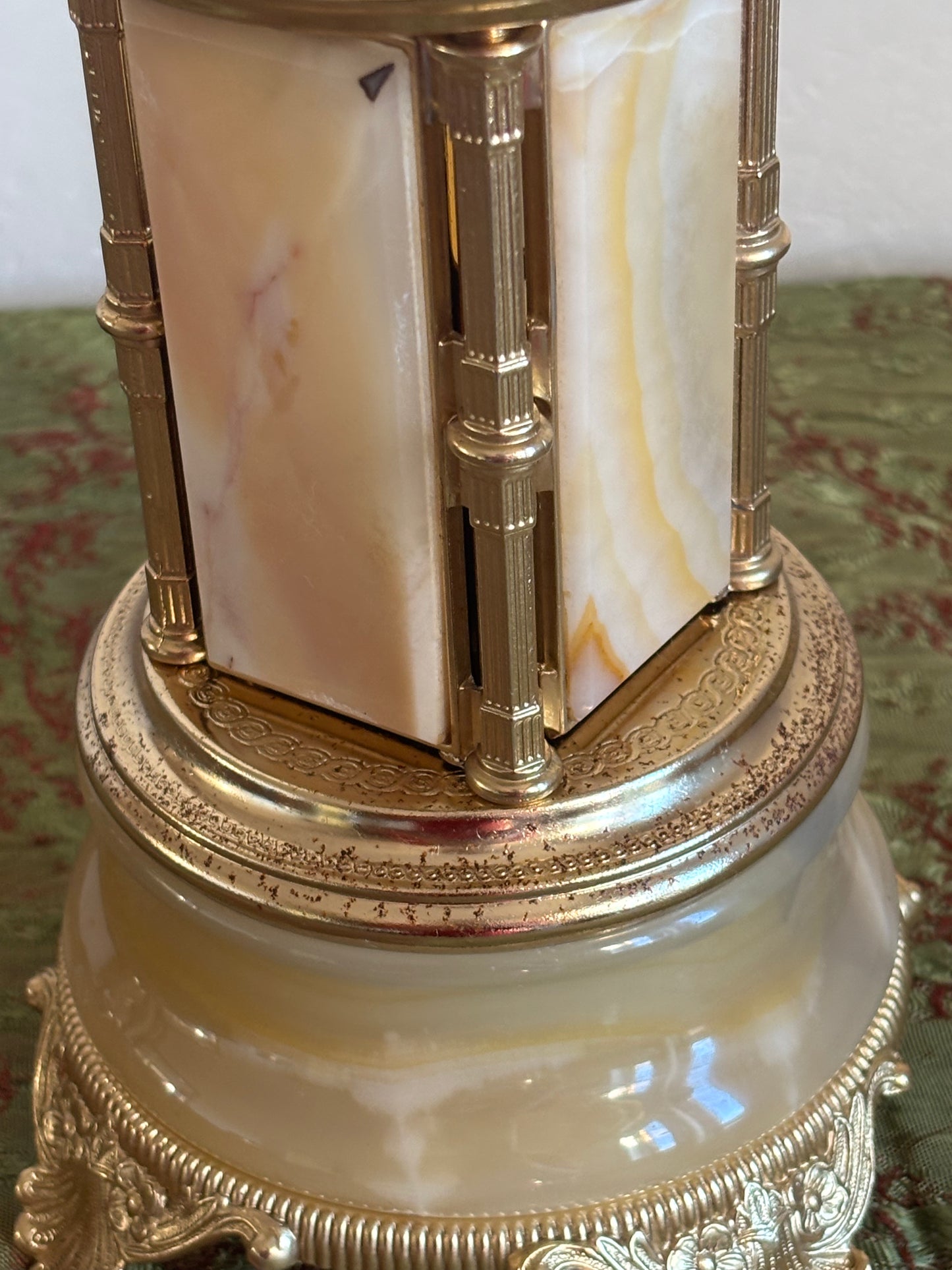 Antiker Onyx‑Portasigarettenbehälter mit Spieluhr und manueller Öffnung