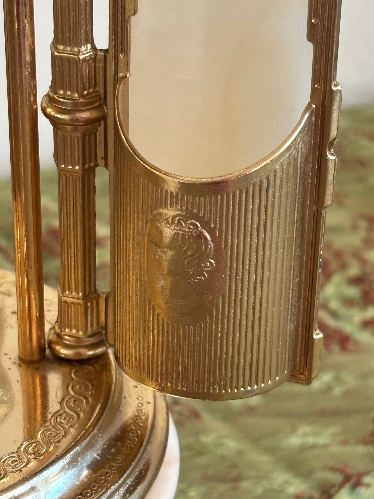 Antiker Onyx‑Portasigarettenbehälter mit Spieluhr und manueller Öffnung