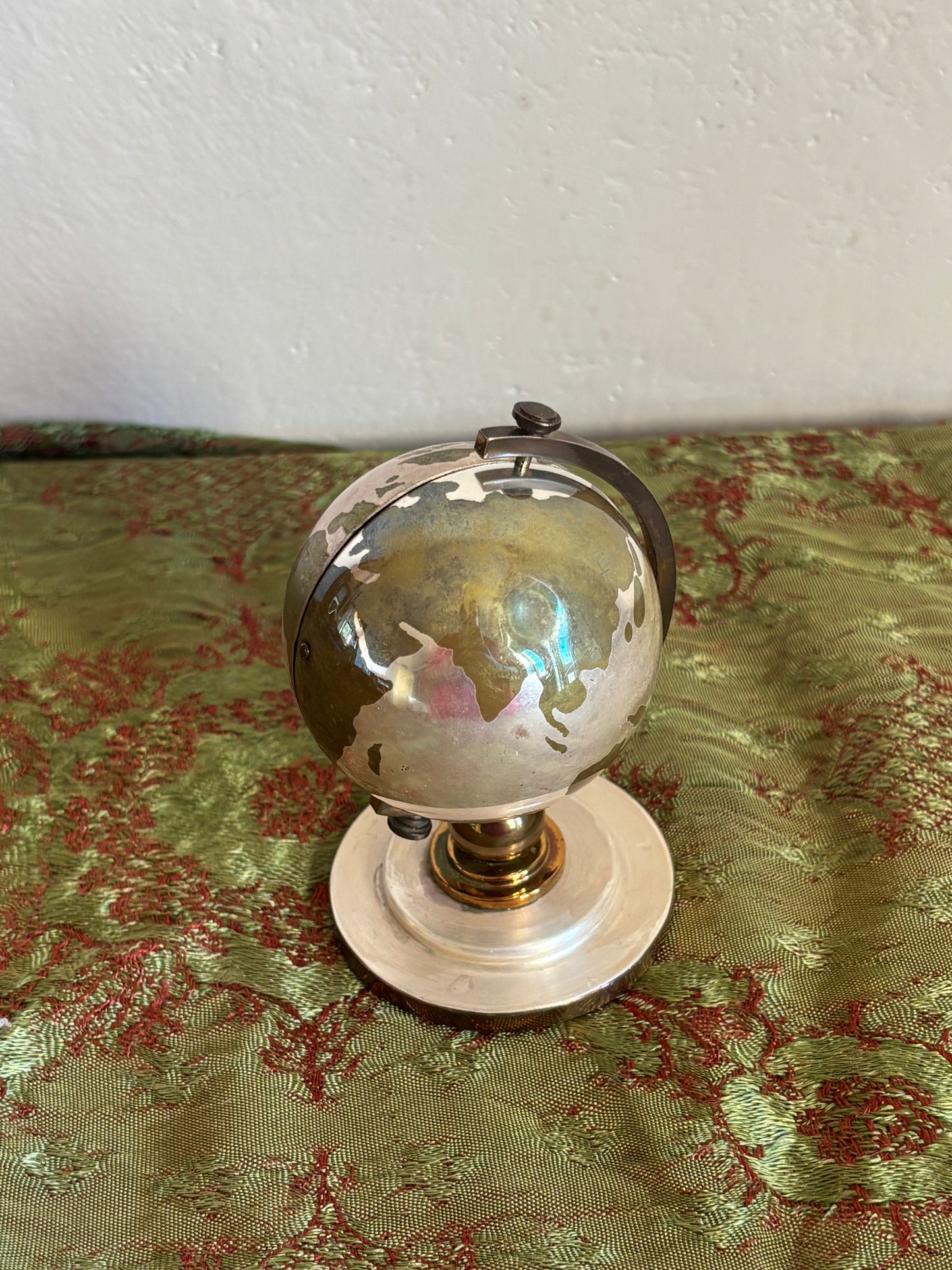 Piccolo mappamondo in metallo con orologio a carica Meridiana e porta foto vintage