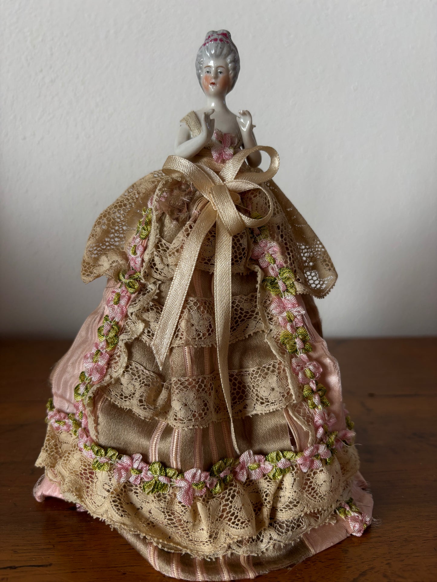 Mezza bambola in ceramica con abito floreale rosa – Stile vintage da collezione