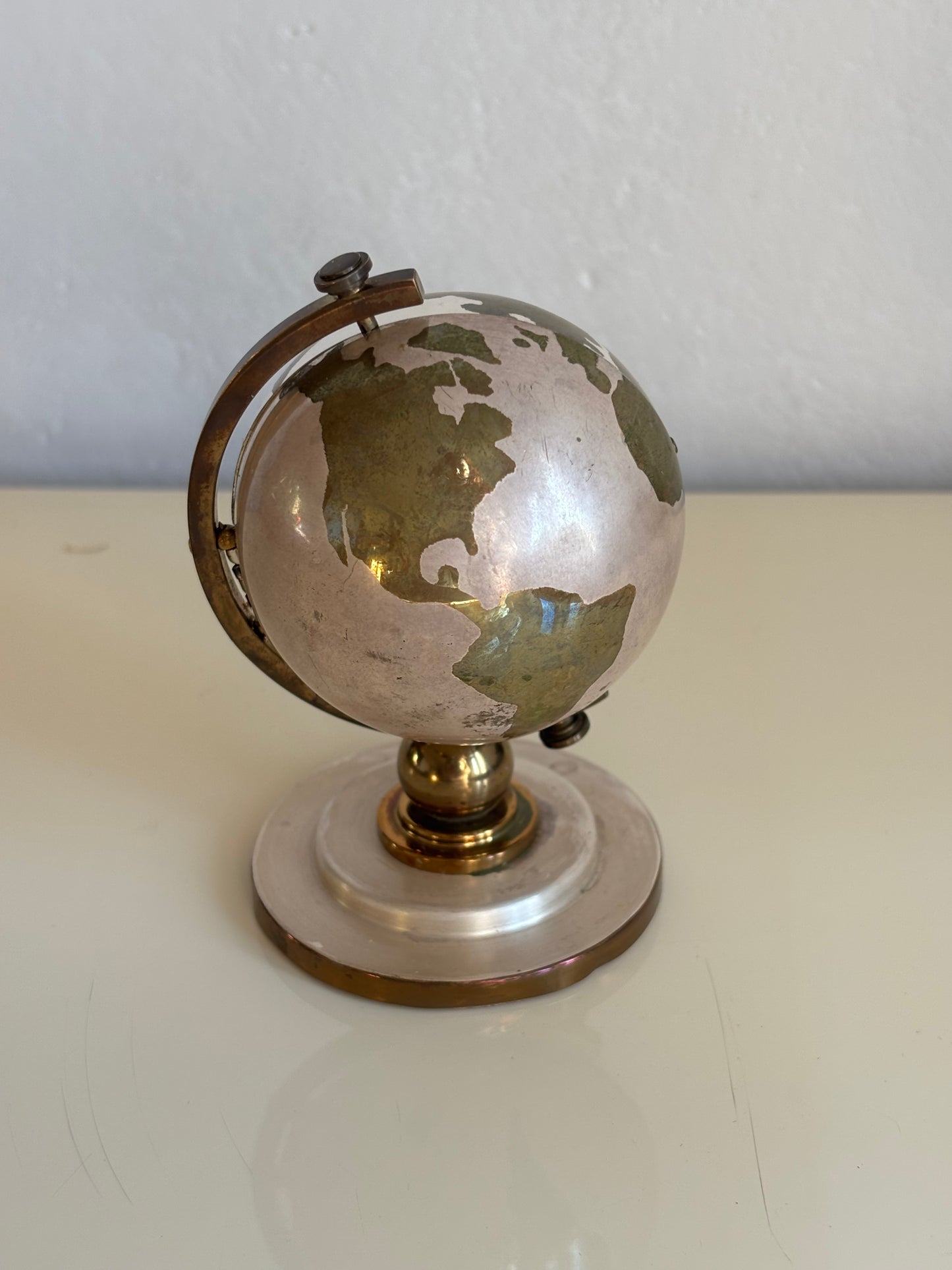Piccolo mappamondo in metallo con orologio a carica Meridiana e porta foto vintage